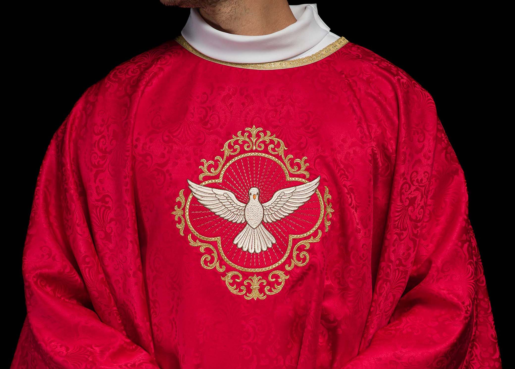 ¿Cómo elegir la casulla perfecta para Pentecostés? Color y simbolismo