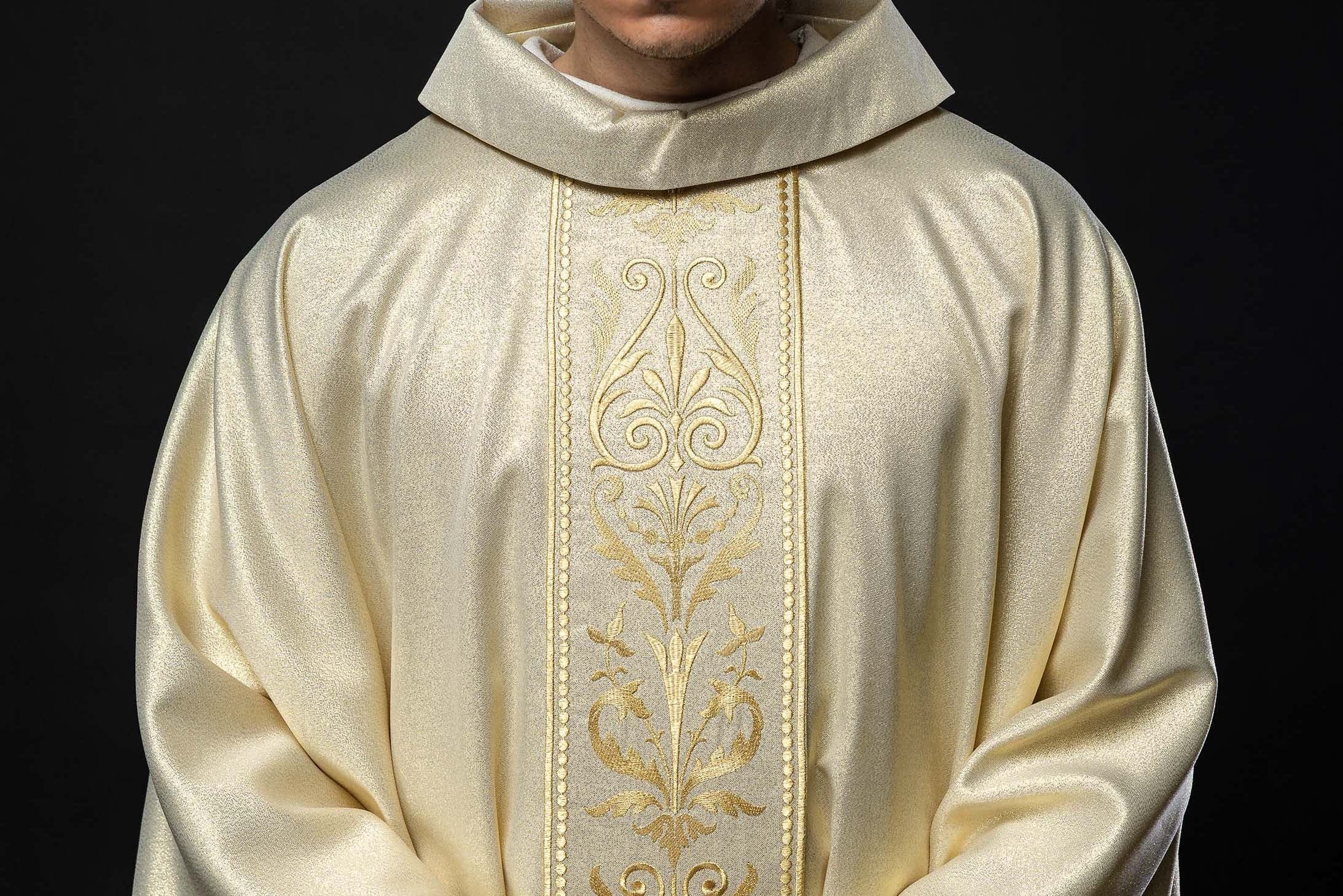 ¿Qué casullas usar para la Solemnidad de Cristo Rey? Guía de elegancia litúrgica y simbolismo