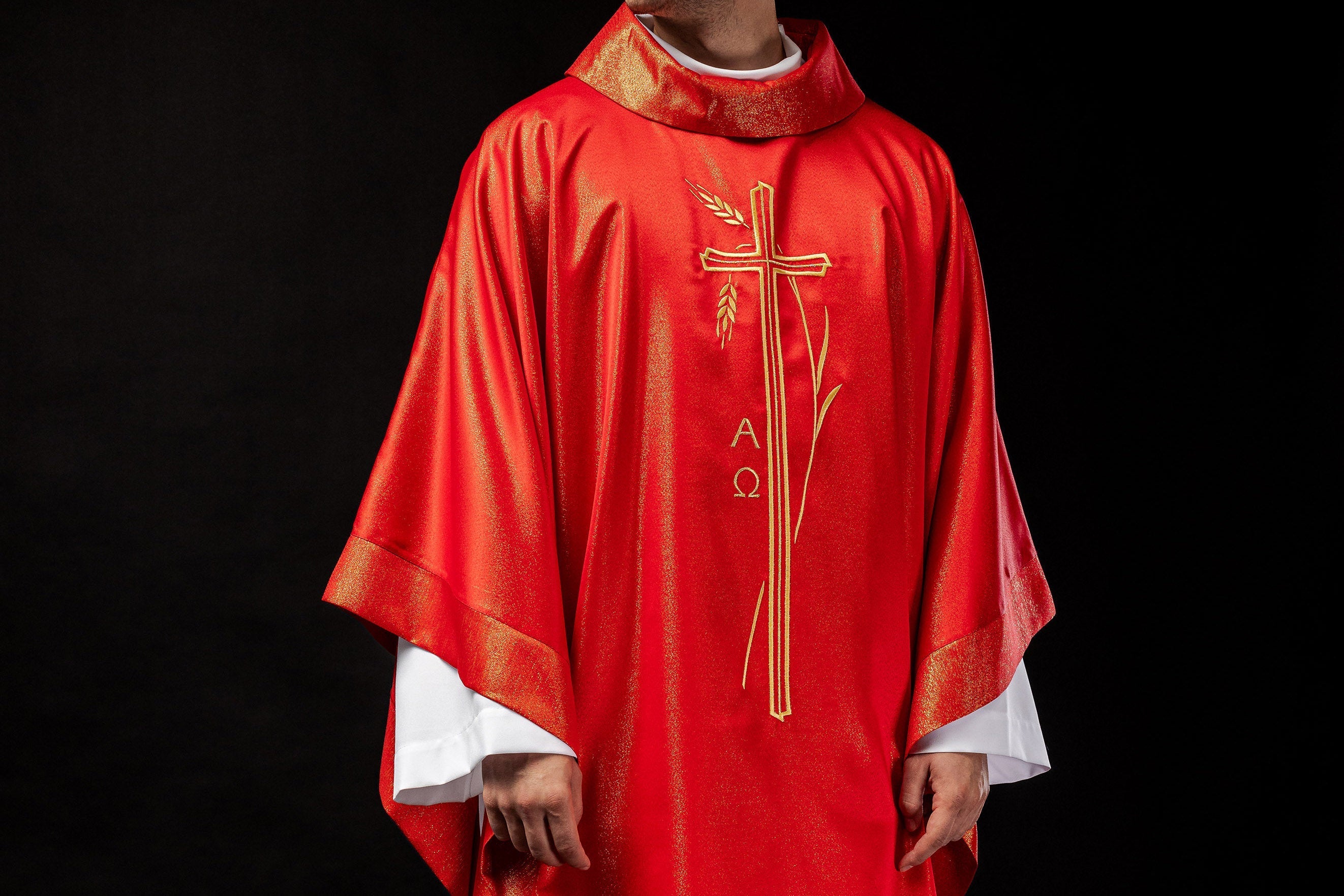 ¿Puede un sacerdote tener su propio ornamento, independiente de la parroquia? - CASULLAS.ES