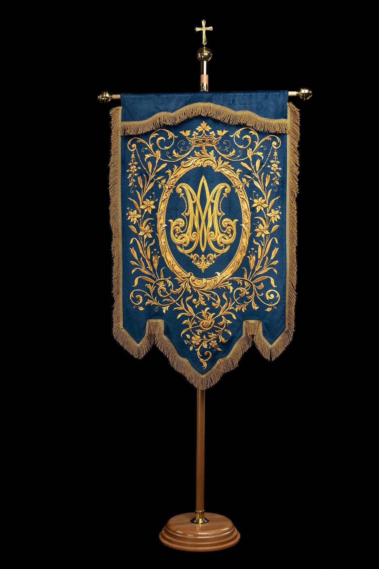 Estandarte litúrgico impreso por ambas caras con la imagen de Nuestra Señora de la Inmaculada Concepción y monograma mariano