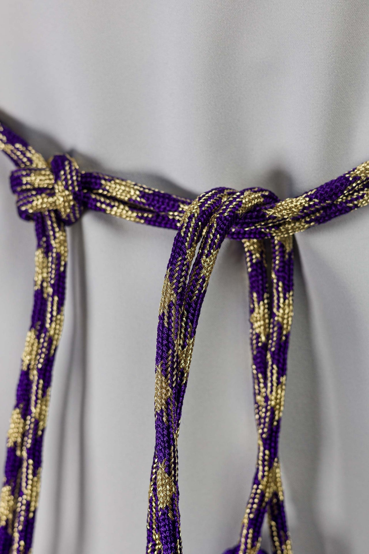 Cíngulo litúrgico morado y dorado