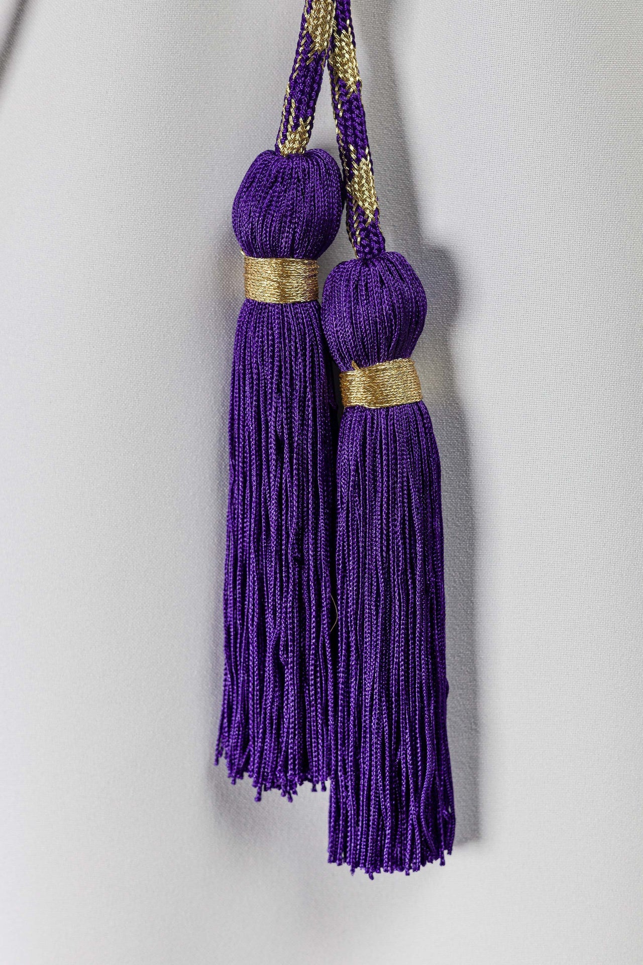 Cíngulo litúrgico morado y dorado