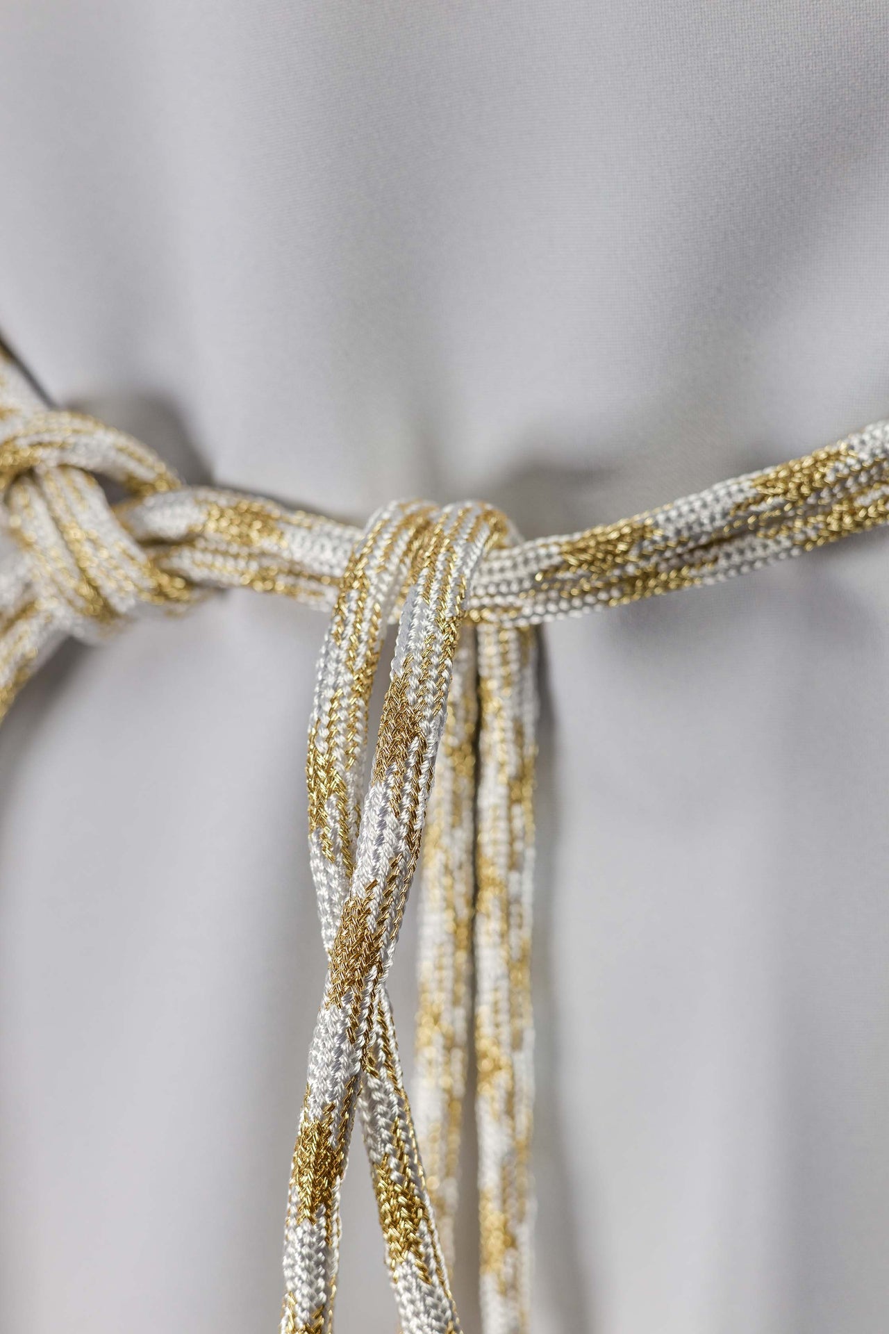 Cíngulo litúrgico blanco y dorado