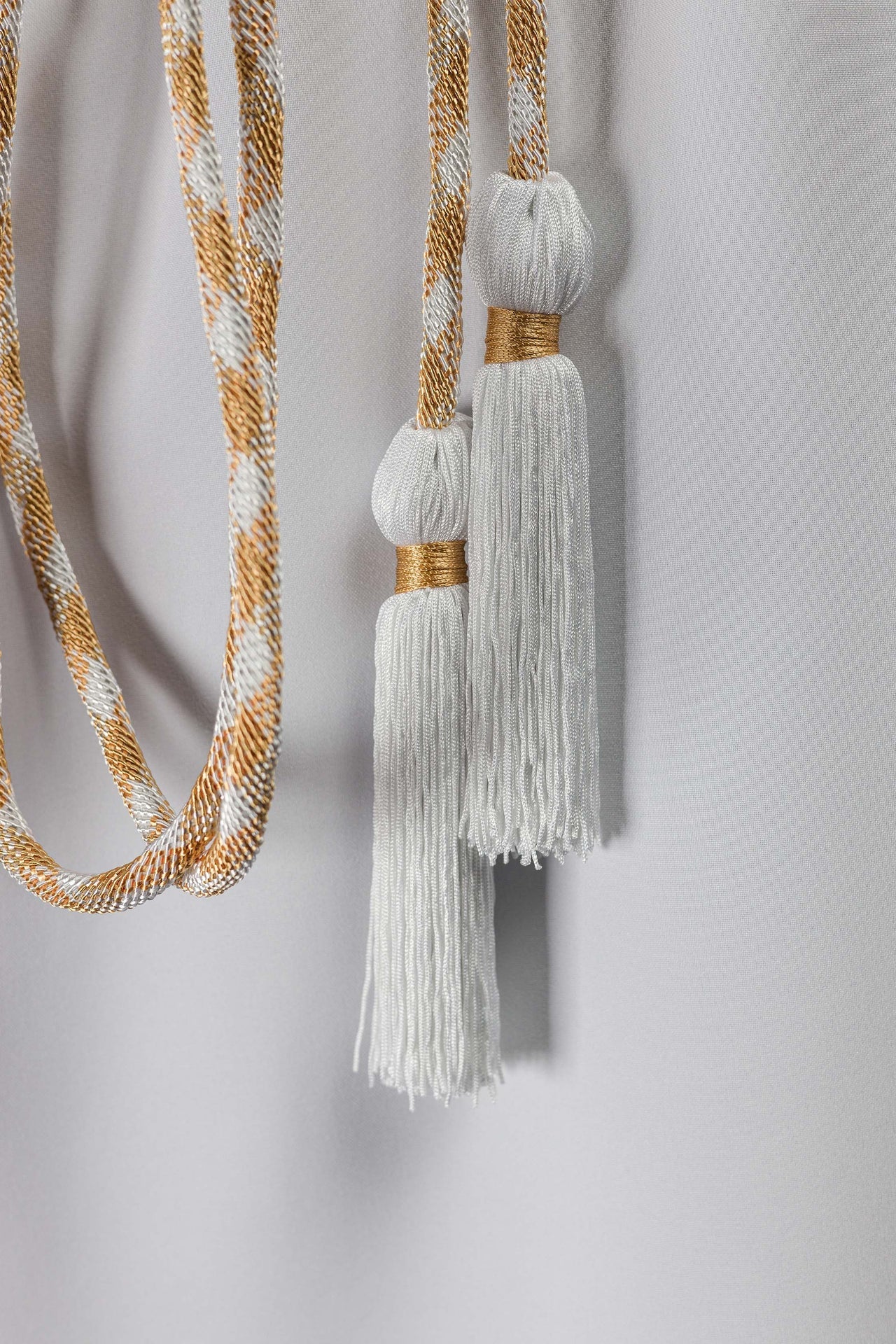 Cíngulo litúrgico blanco y dorado premium