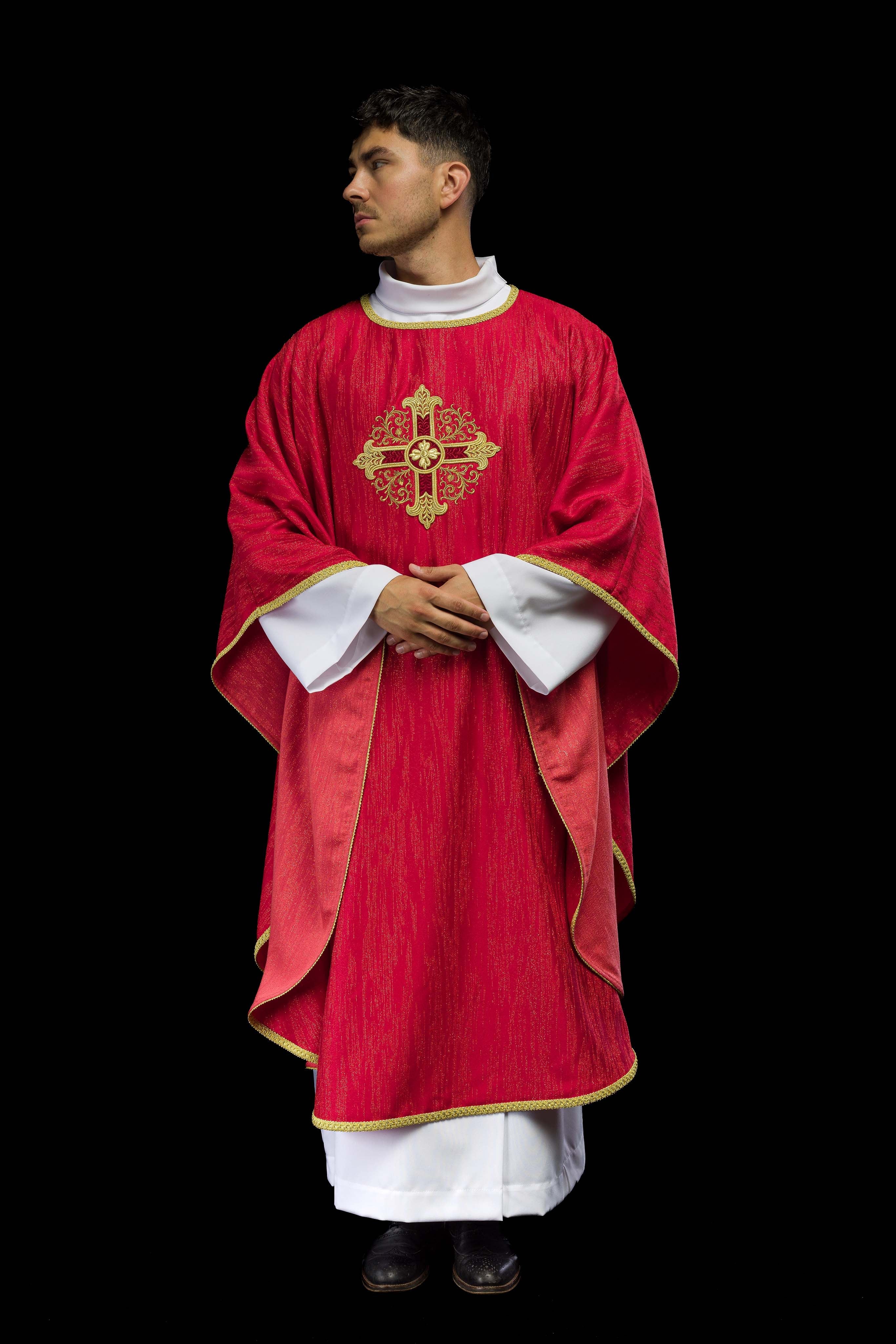 Casulla roja con motivo bordado de cruz en tejido decorativo