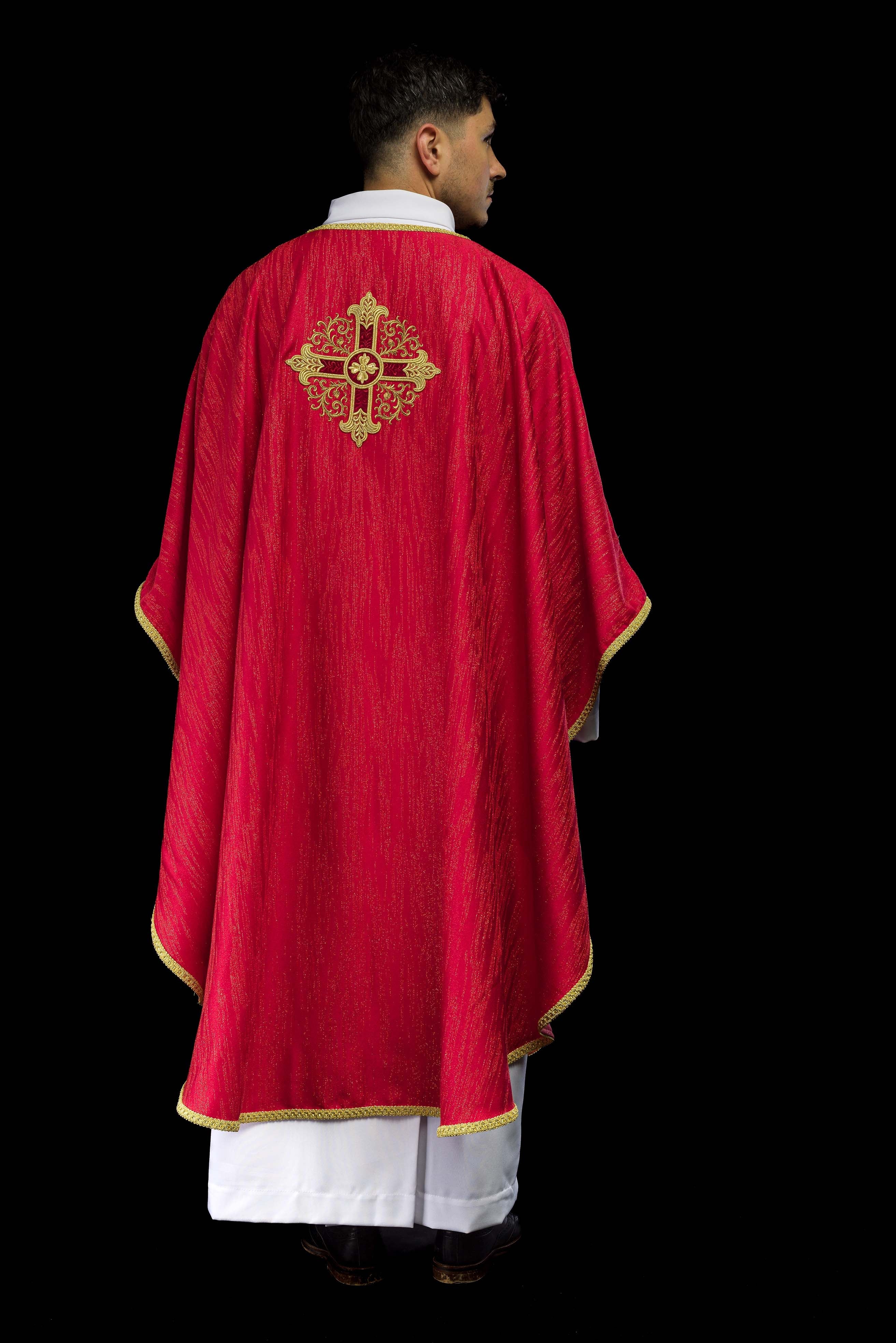 Casulla roja con motivo bordado de cruz en tejido decorativo