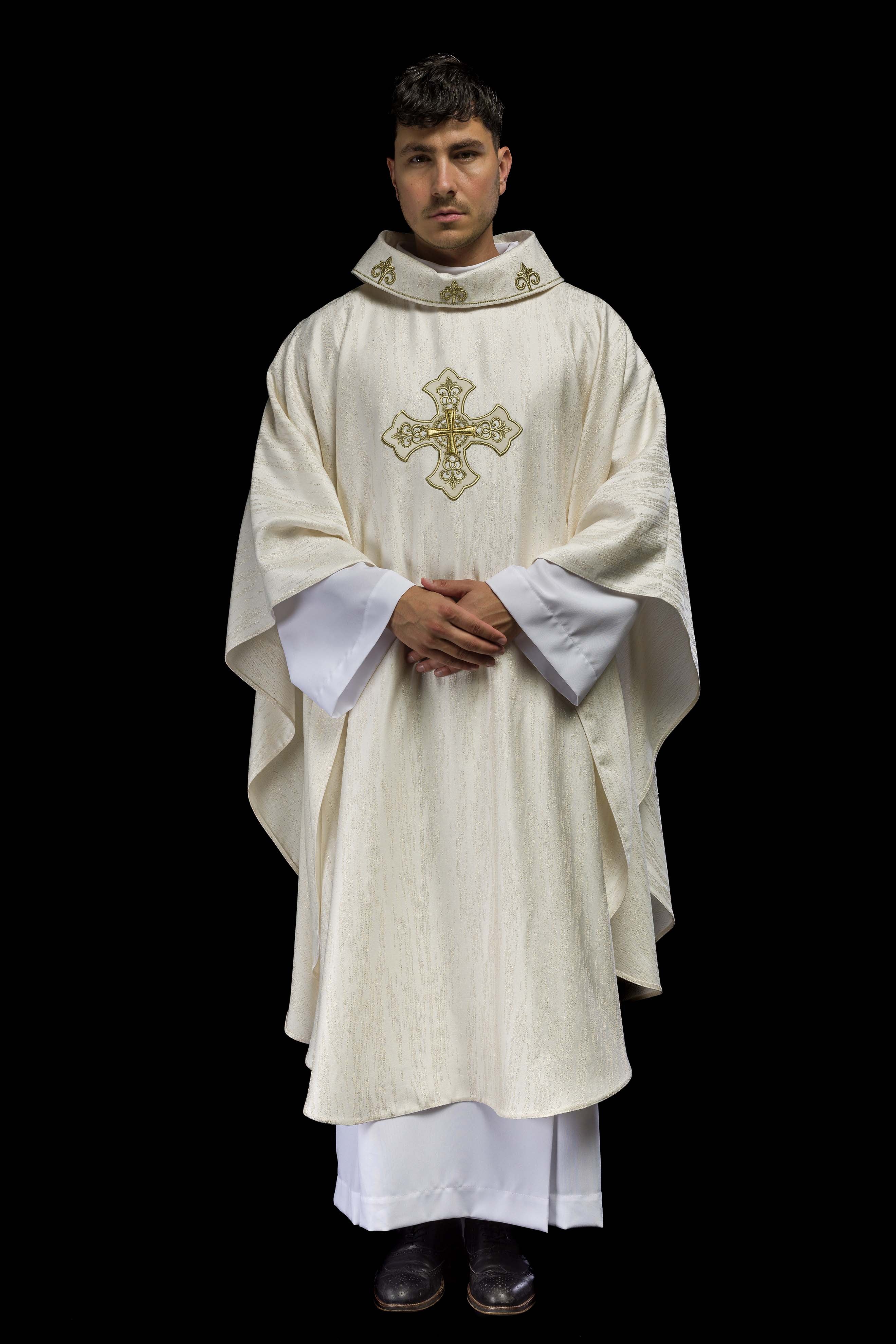 Casulla color ecru con motivo bordado de cruz en tejido decorativo