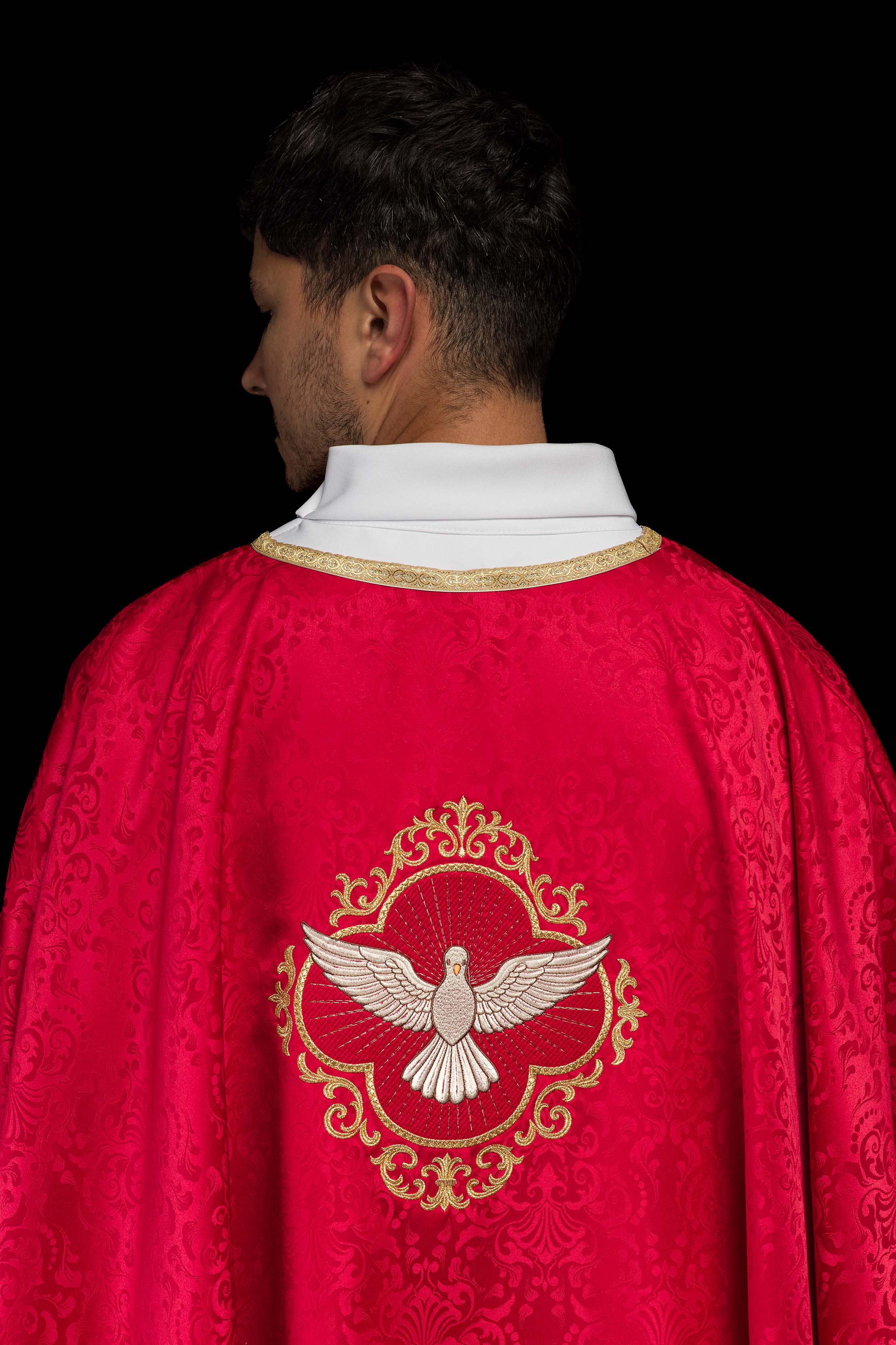Casulla bordada con el Espíritu Santo en tela jacquard