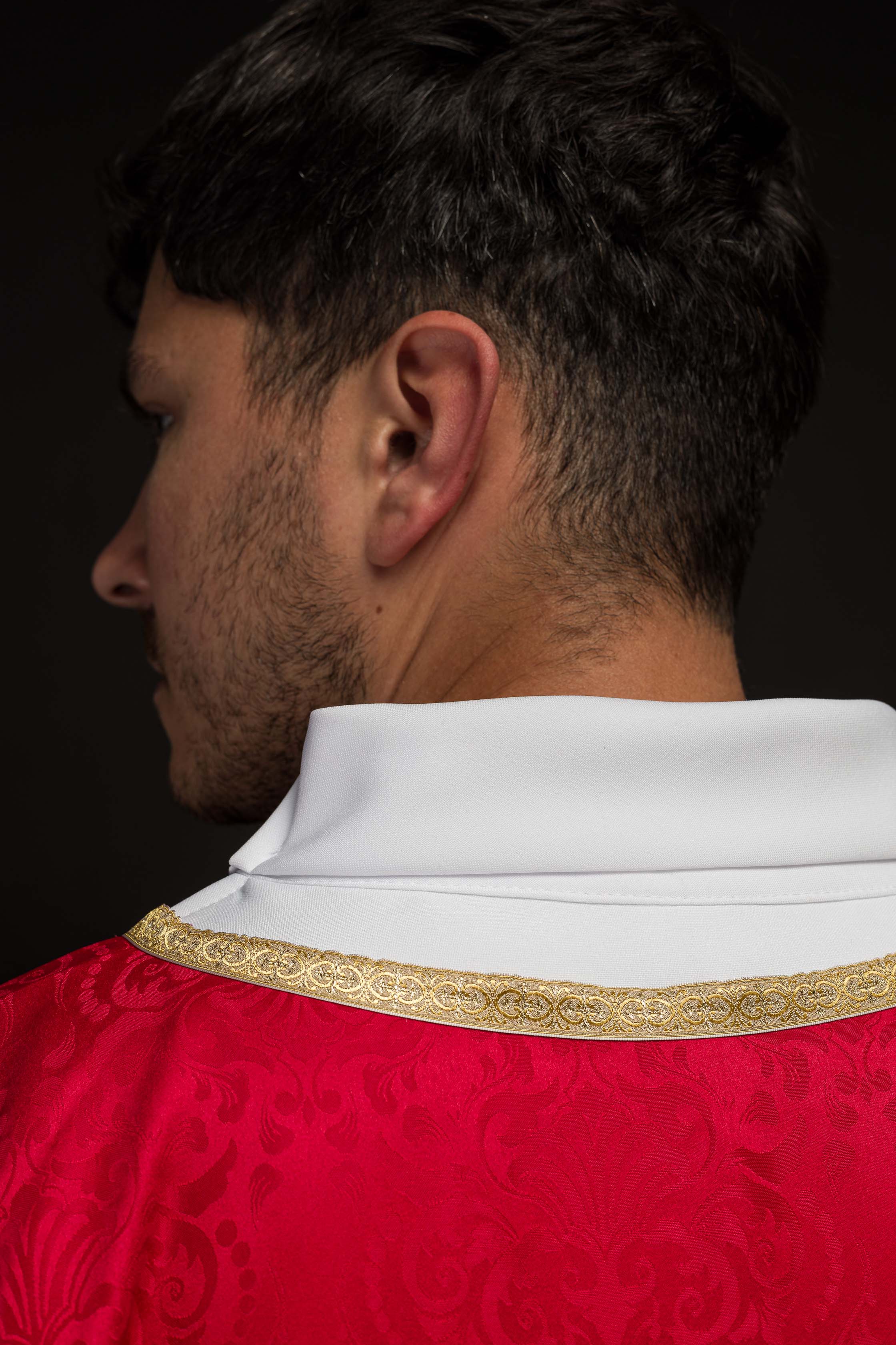 Casulla bordada con el Espíritu Santo en tela jacquard