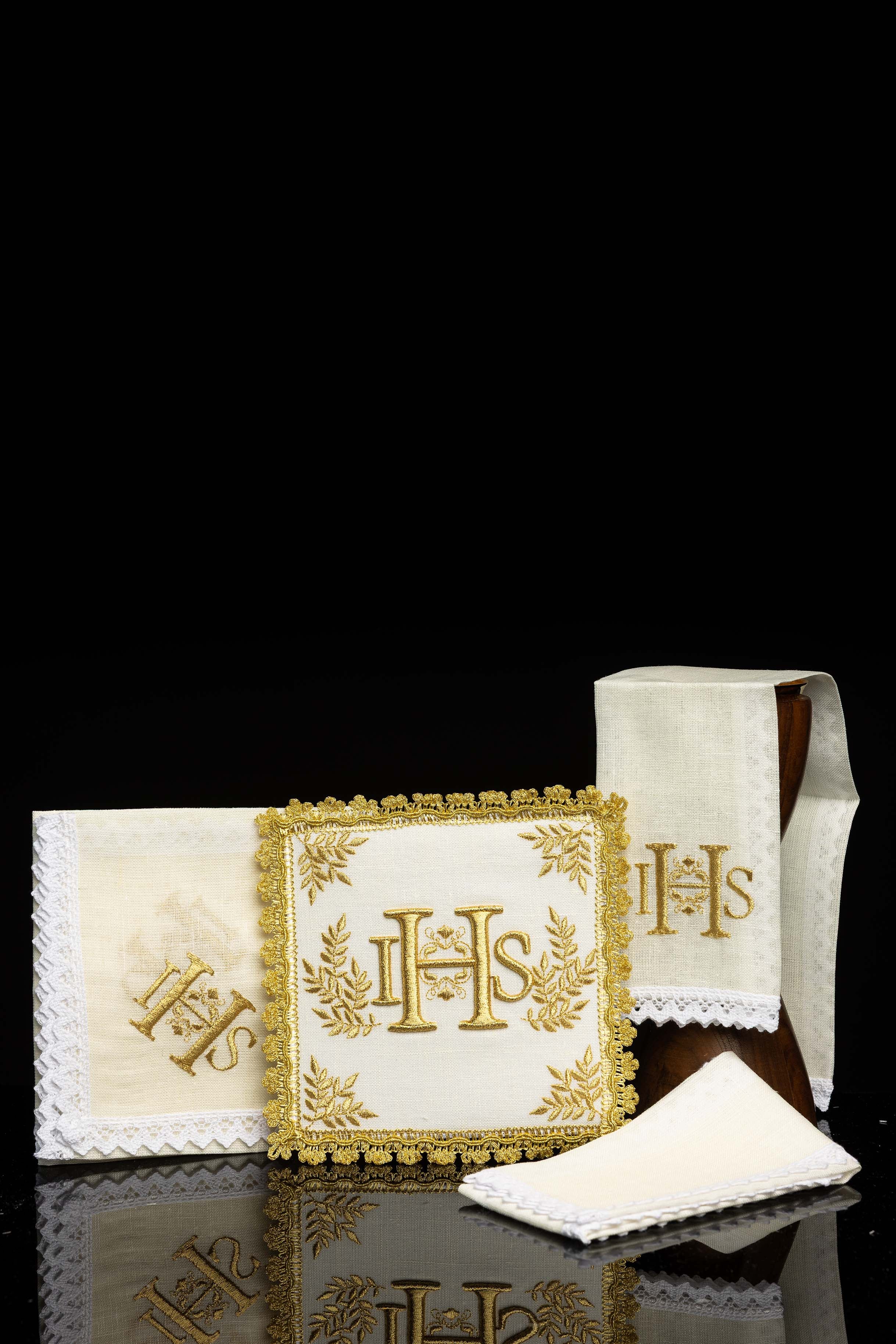 Juego de altar ricamente decorado con motivo IHS