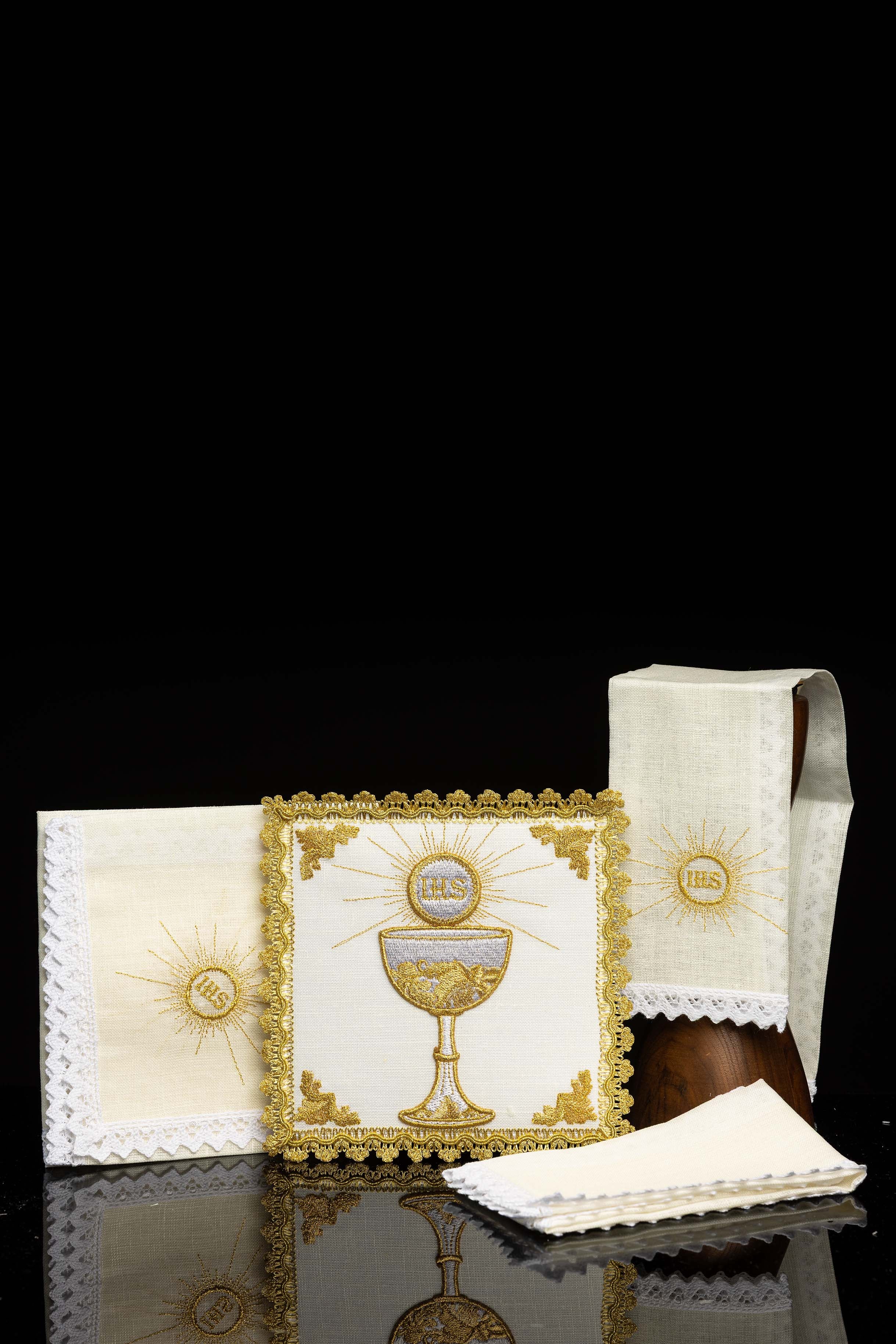 Juego de altar con cáliz dorado