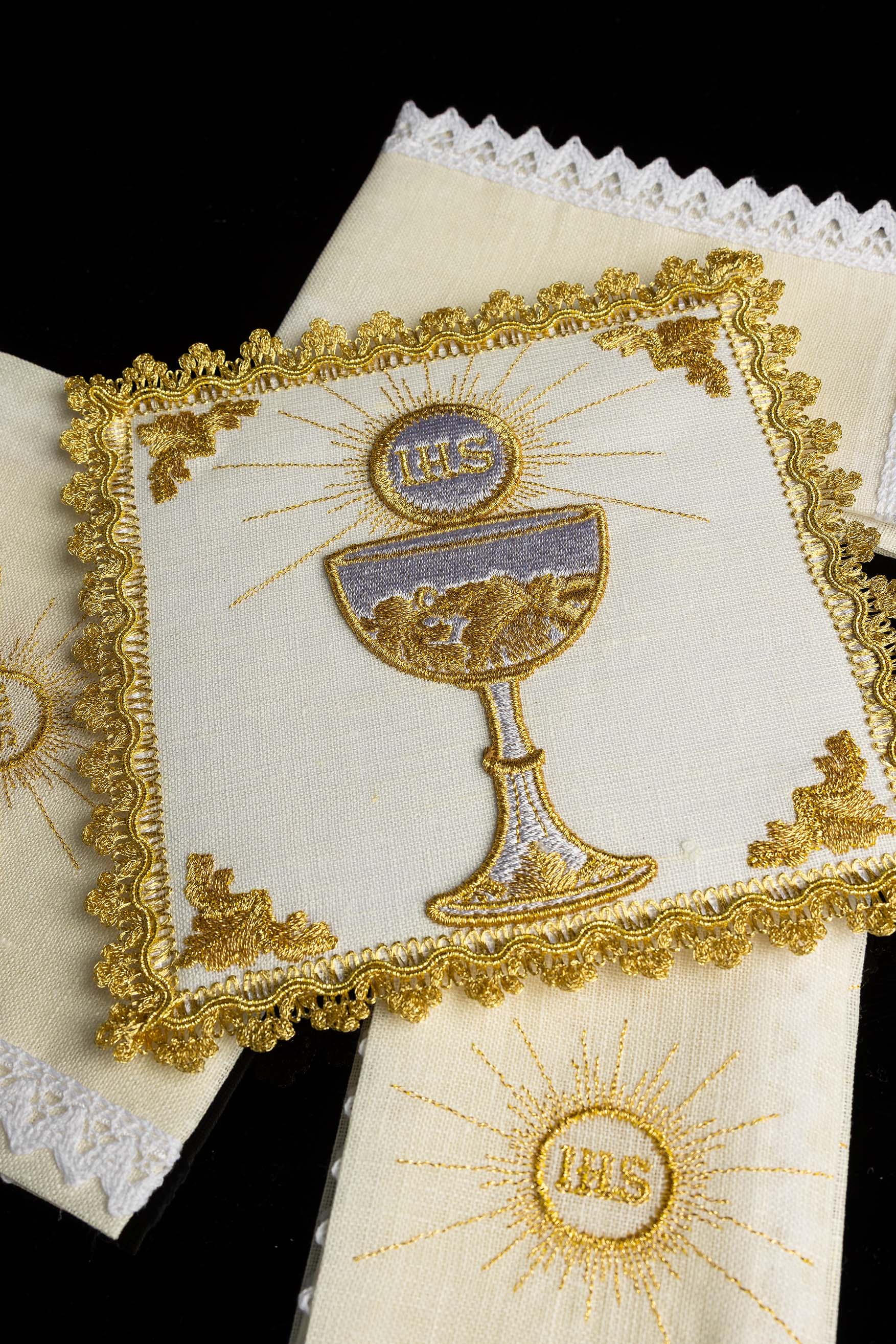 Juego de altar con cáliz dorado