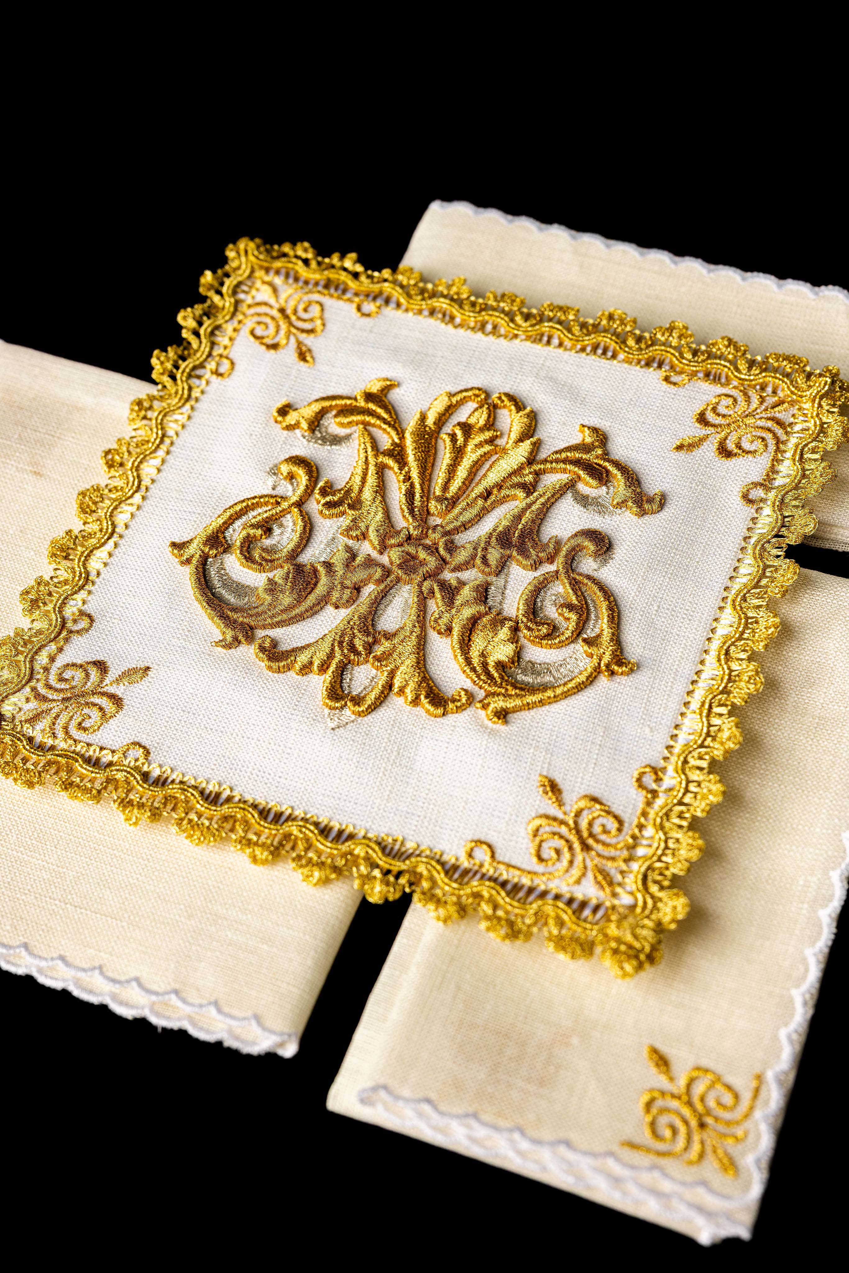 Servicio de altar bordado con símbolo Mariano