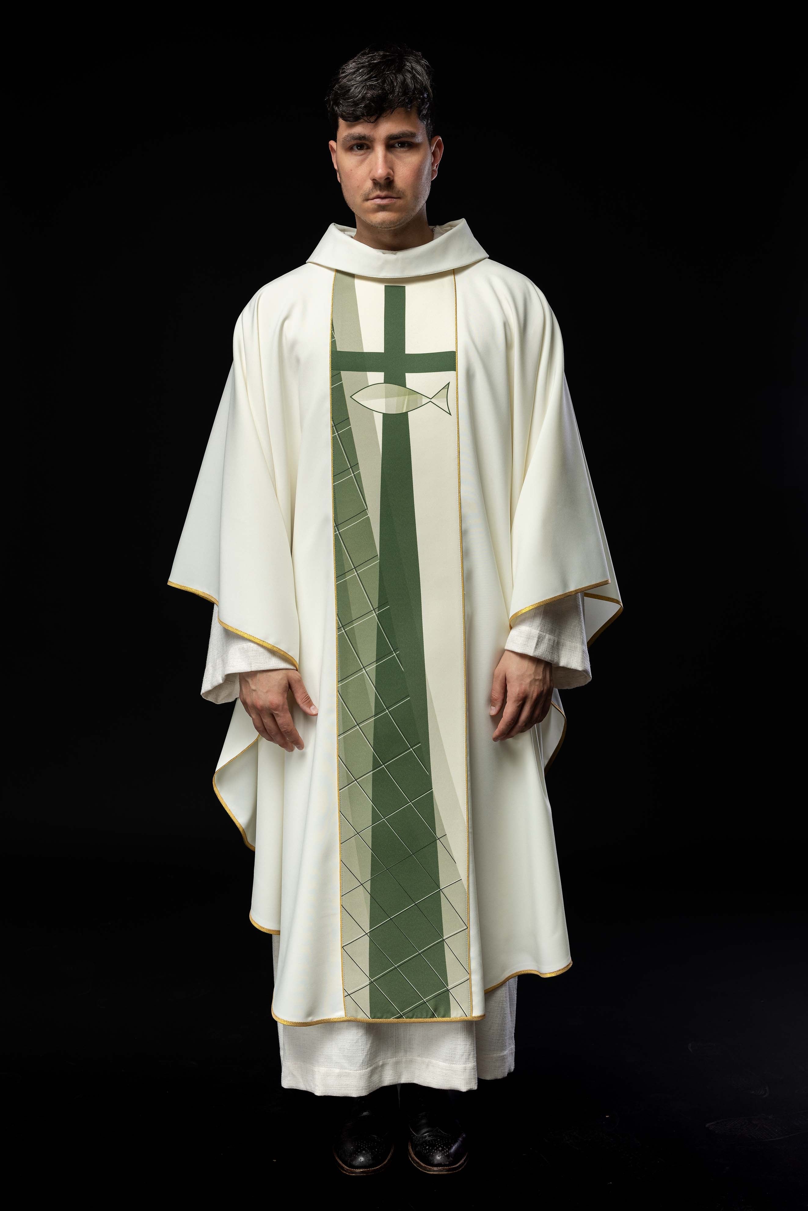 Casulla blanca bordada con diseño de cruz y peces