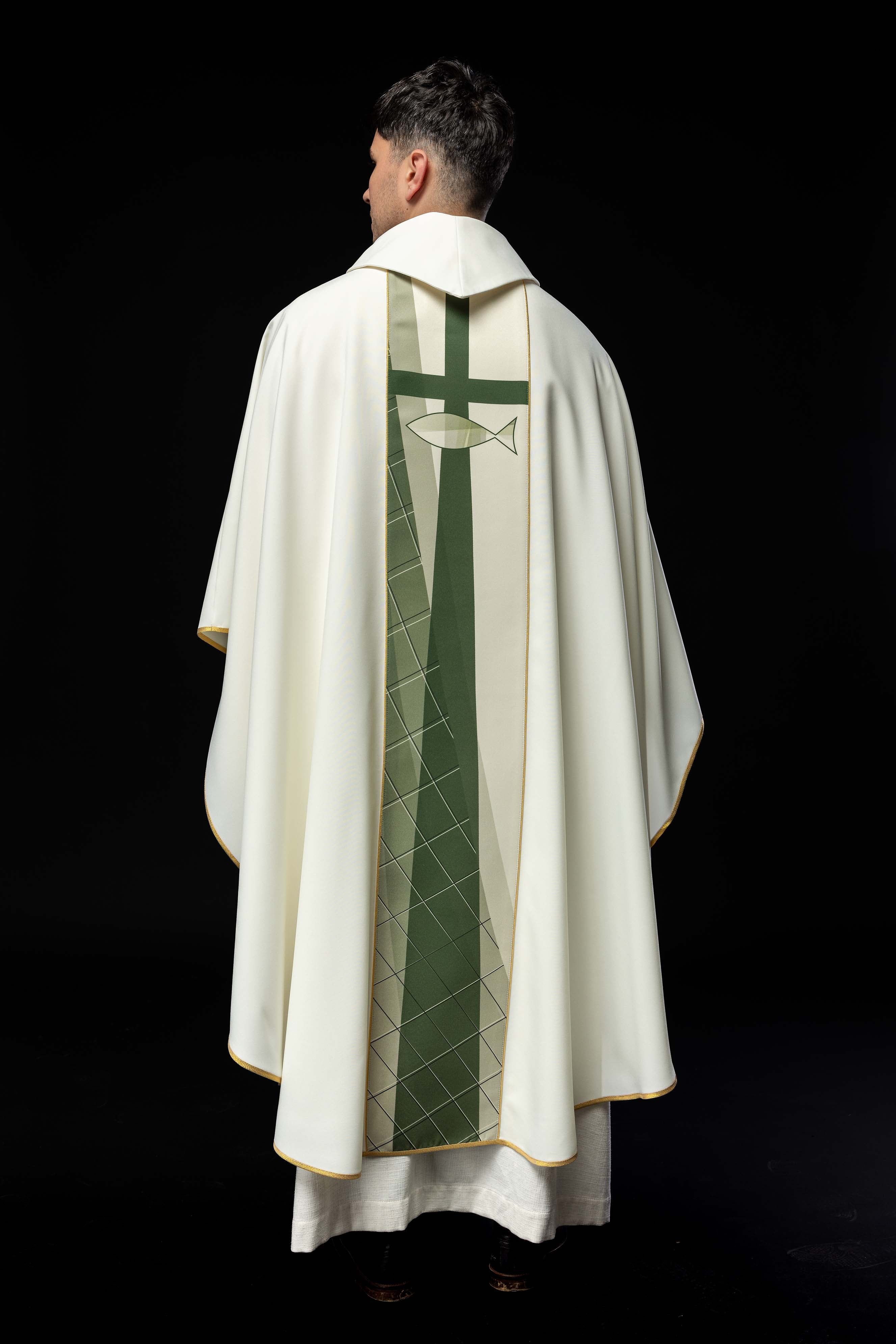 Casulla blanca bordada con diseño de cruz y peces