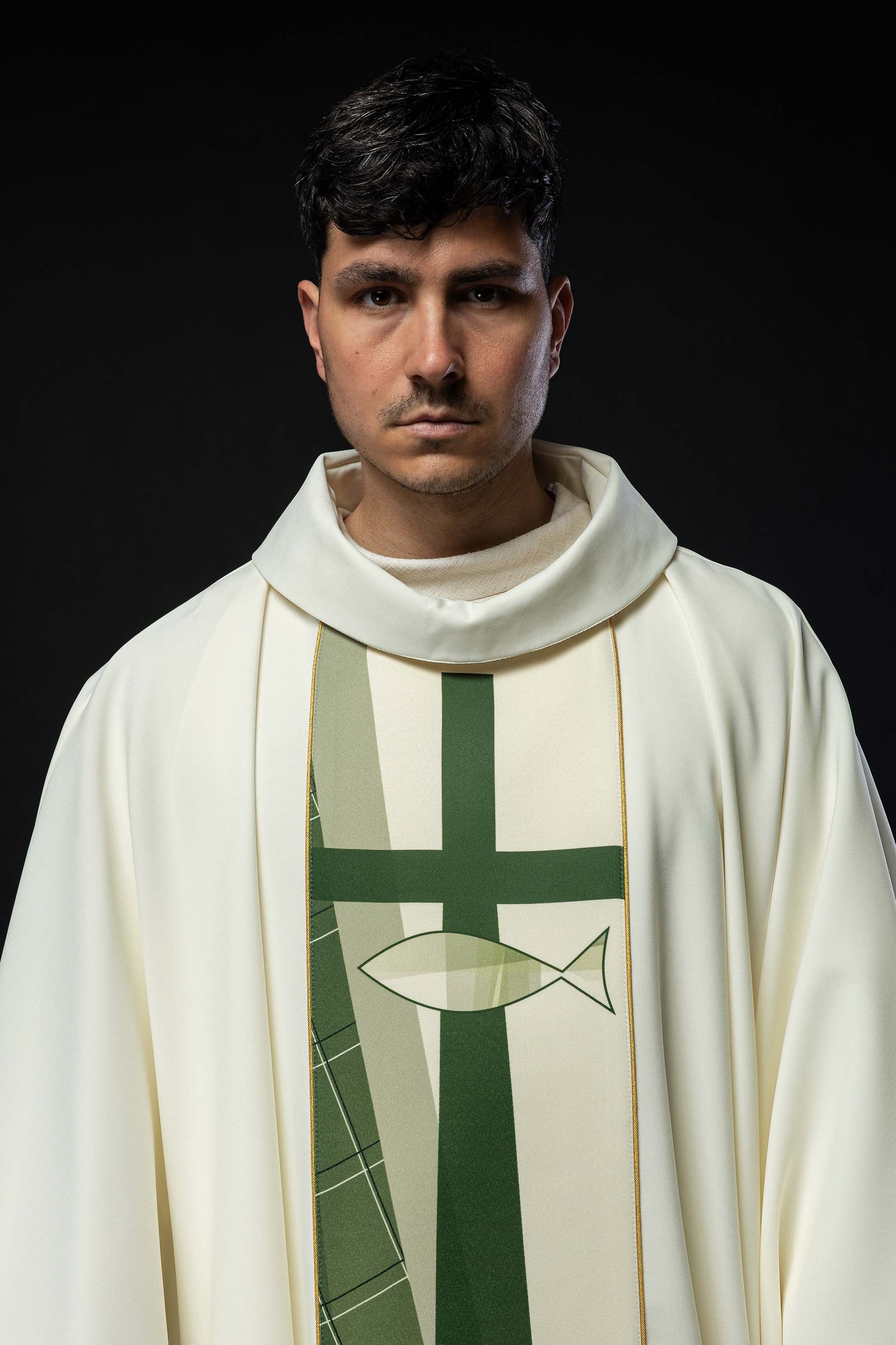 Casulla blanca bordada con diseño de cruz y peces