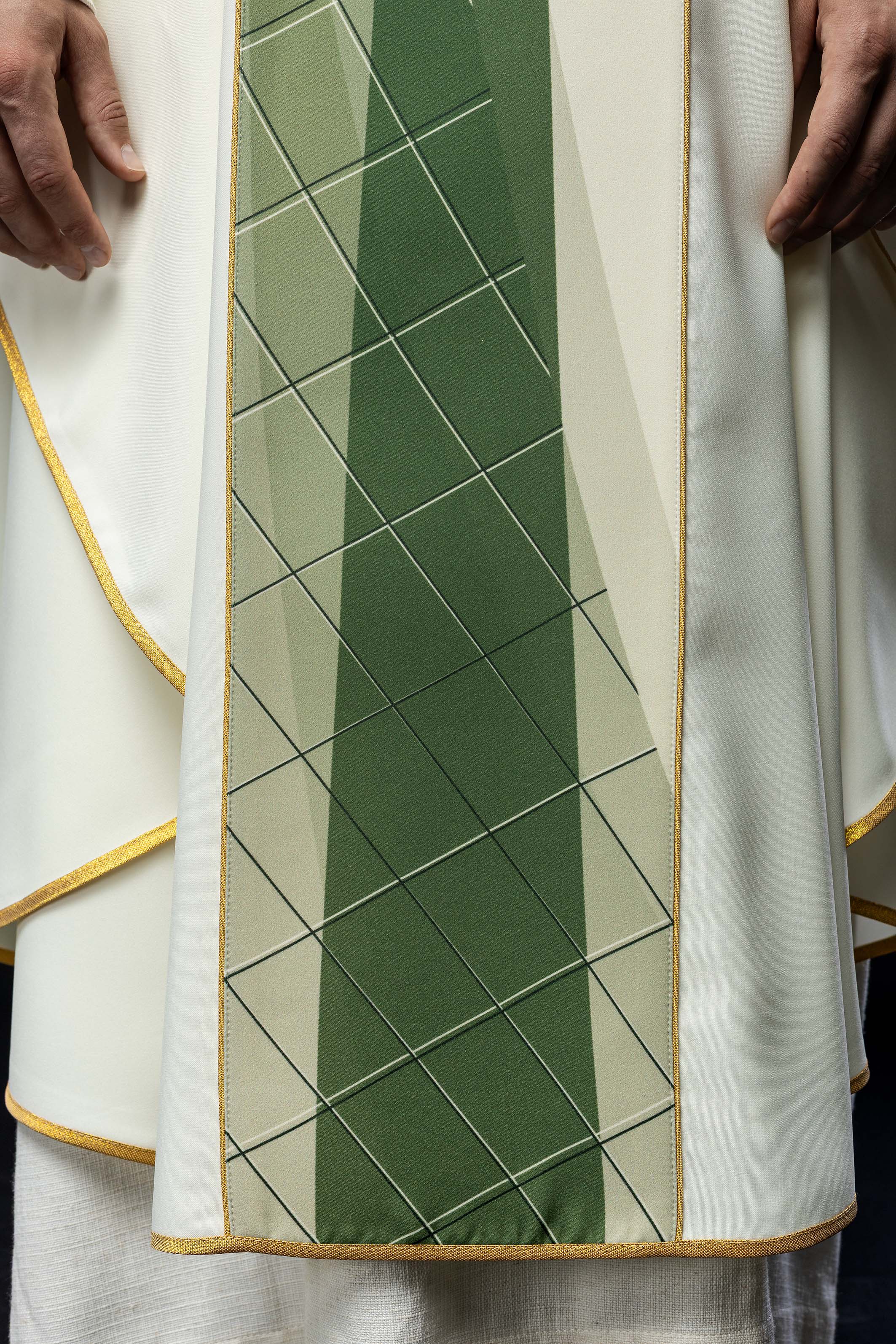 Casulla blanca bordada con diseño de cruz y peces