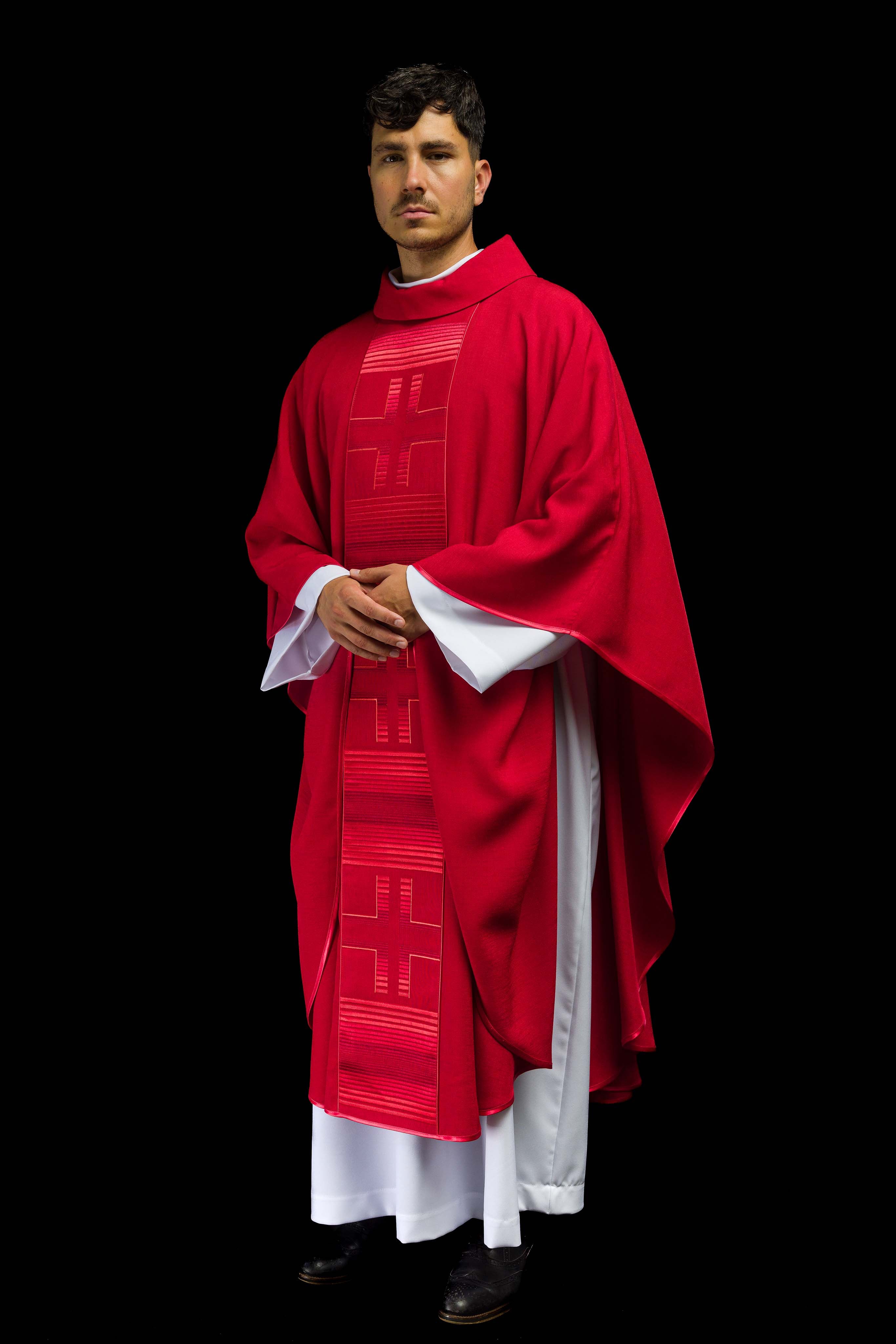 Casulla bordada con cruces rojas