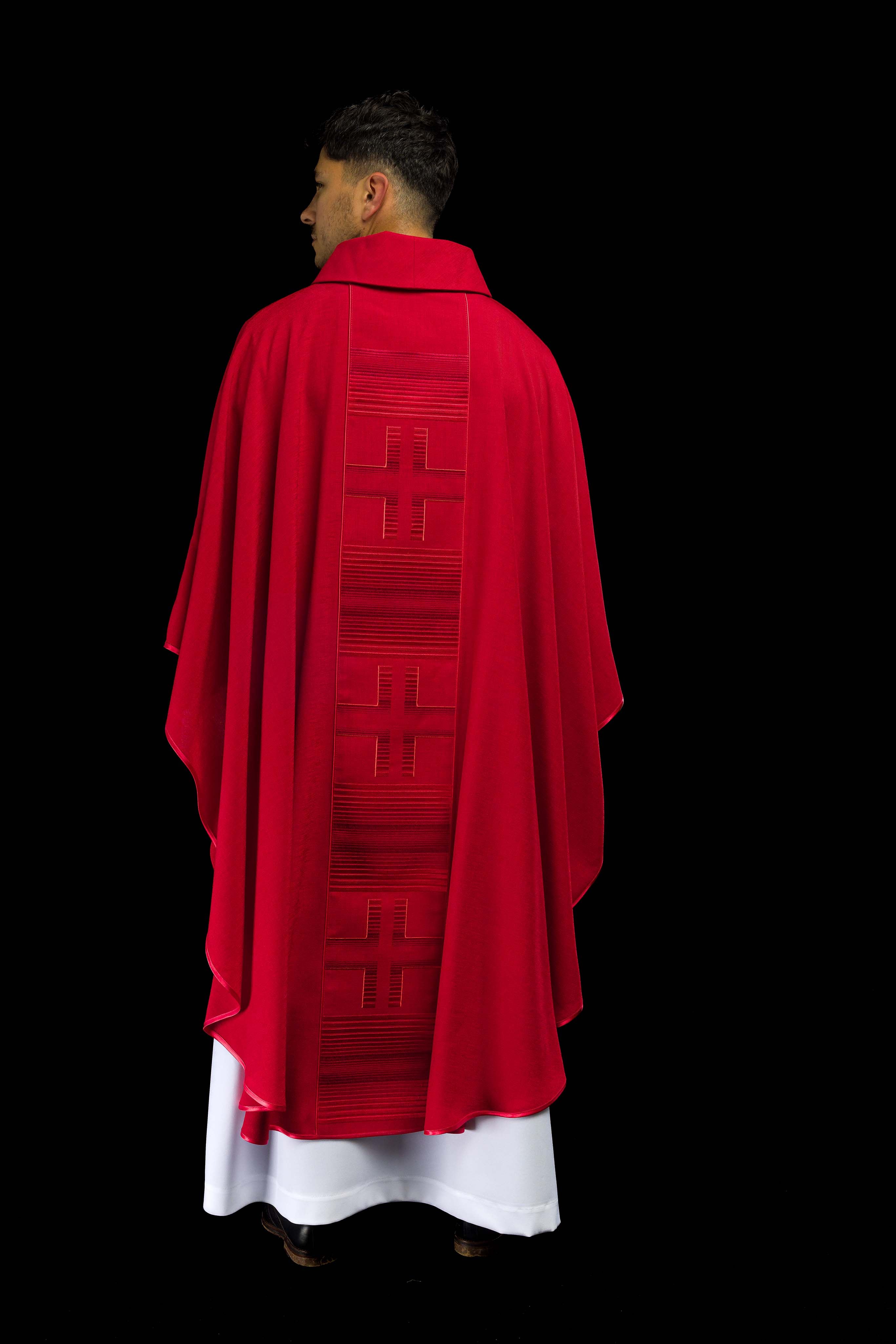 Casulla bordada con cruces rojas