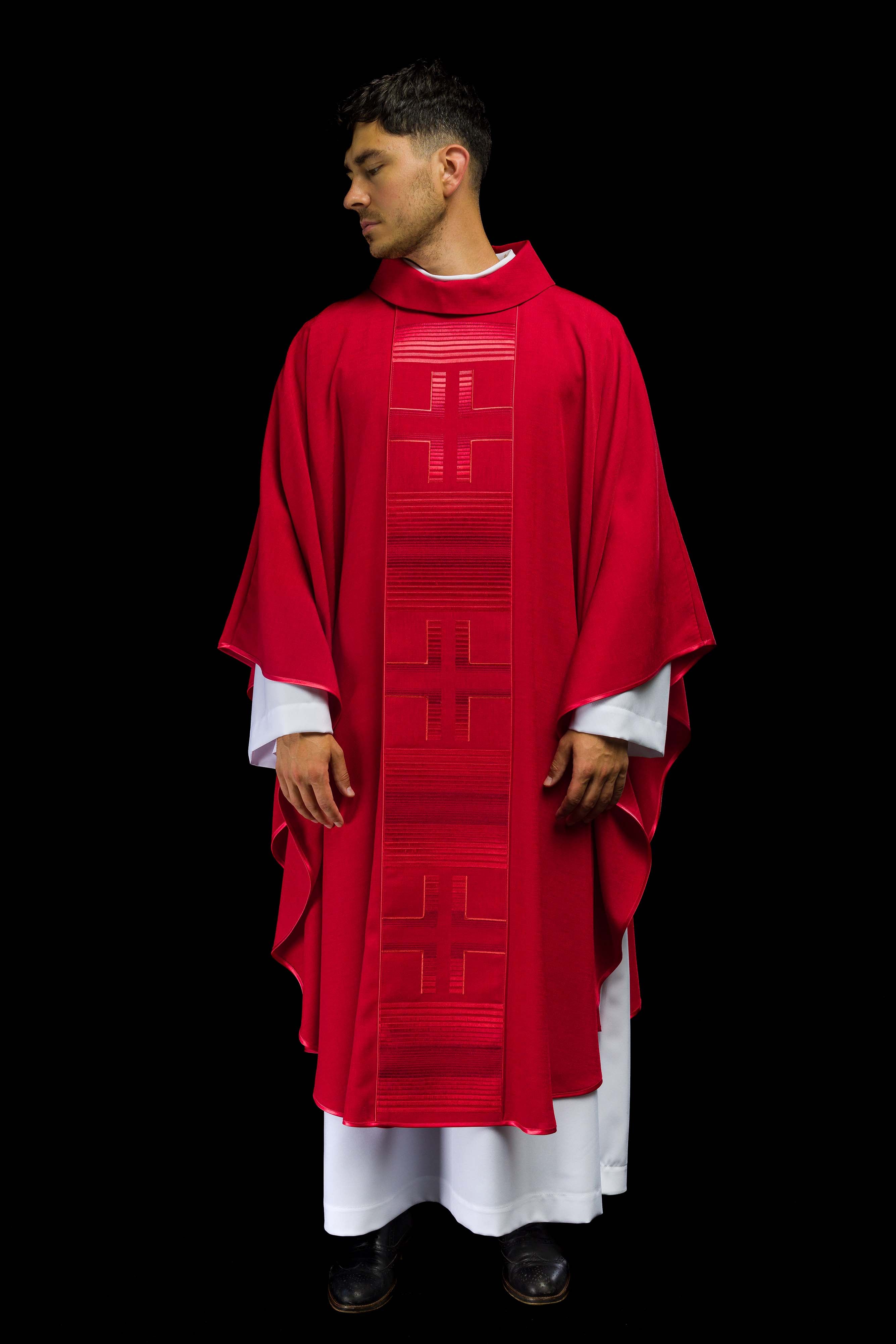 Casulla bordada con cruces rojas