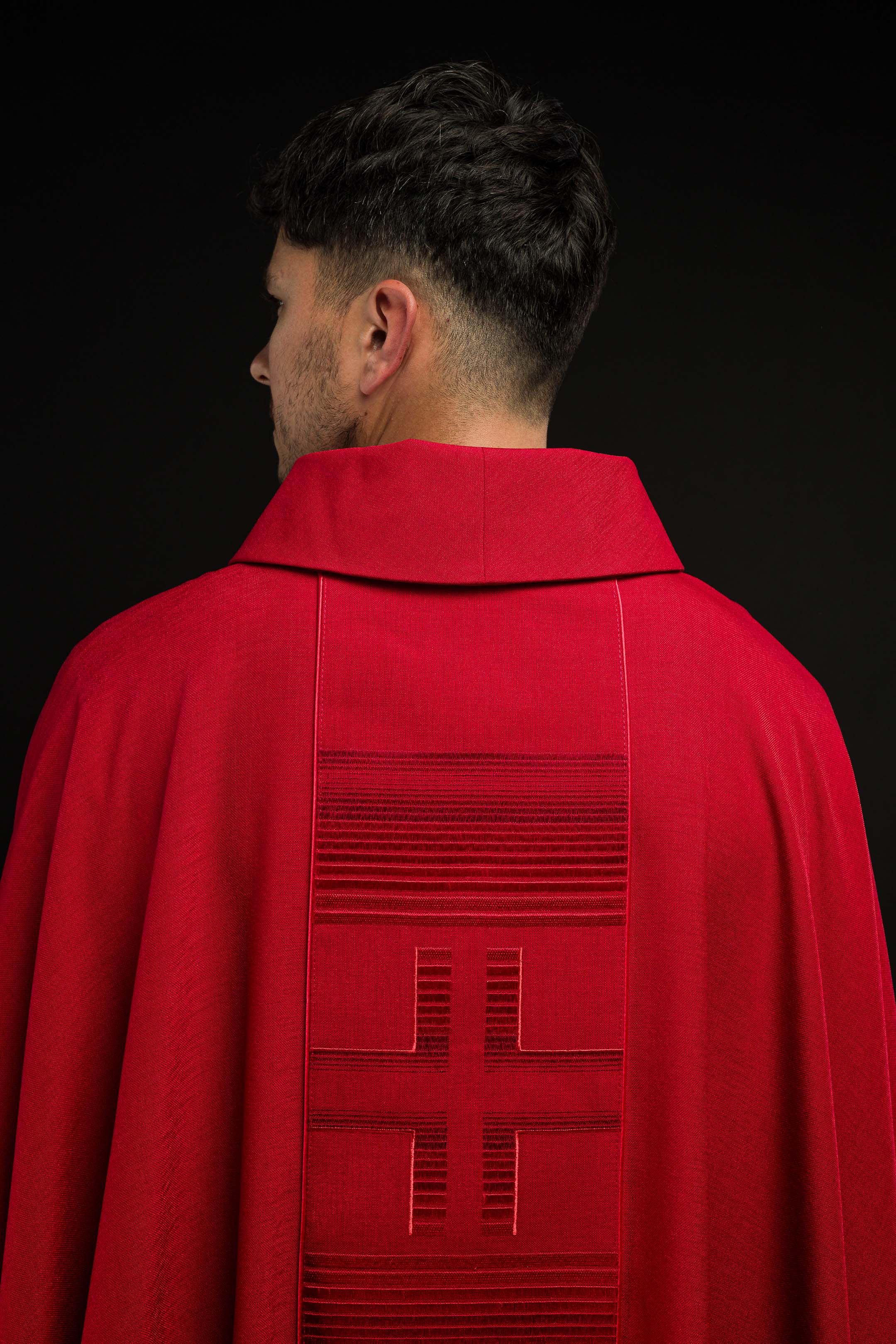 Casulla bordada con cruces rojas