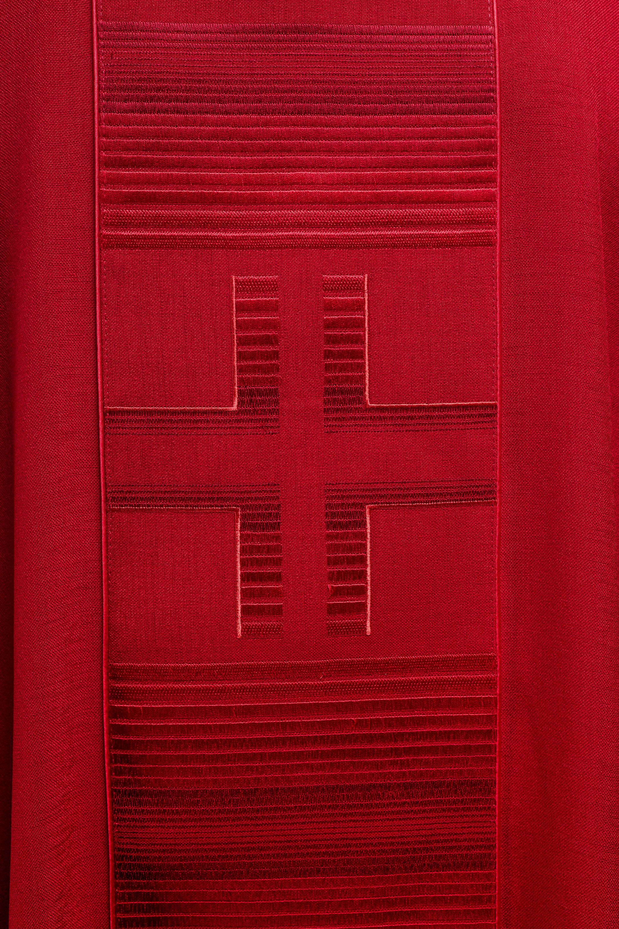 Casulla bordada con cruces rojas