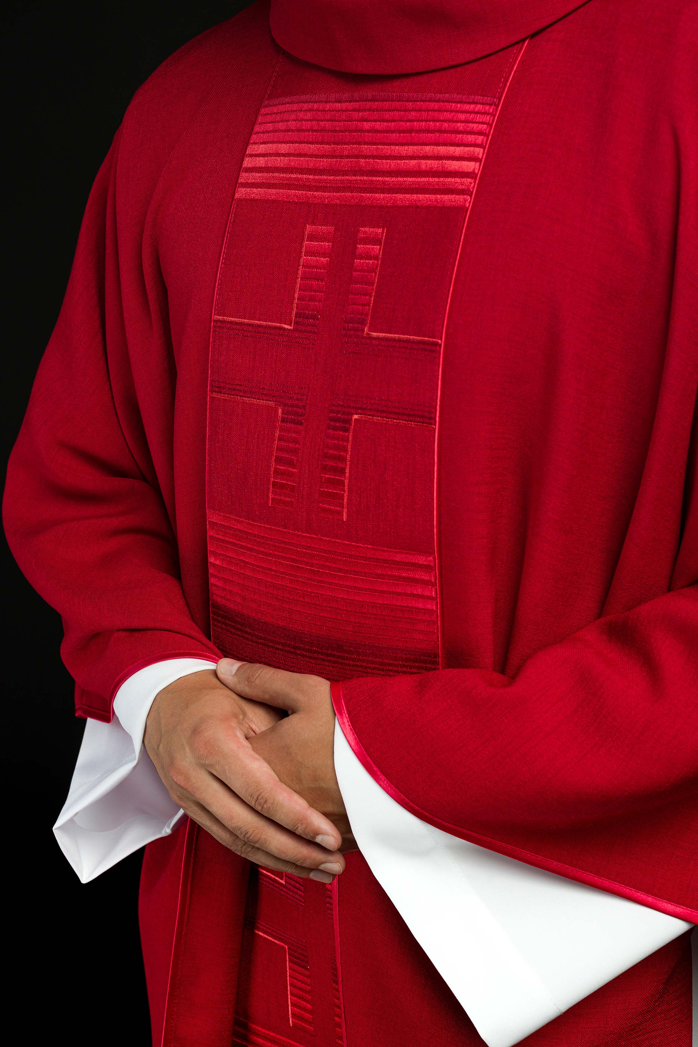 Casulla bordada con cruces rojas