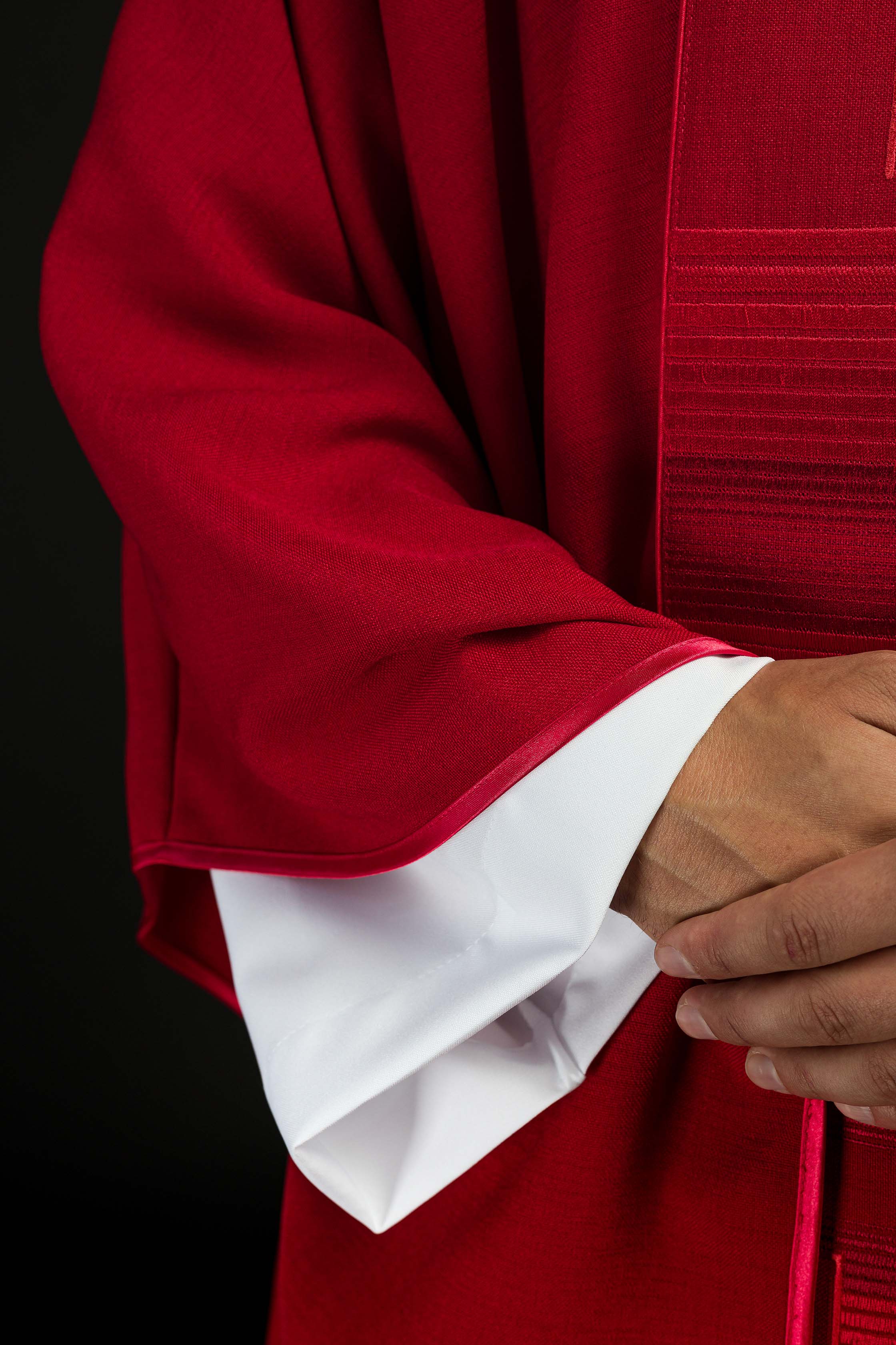 Casulla bordada con cruces rojas