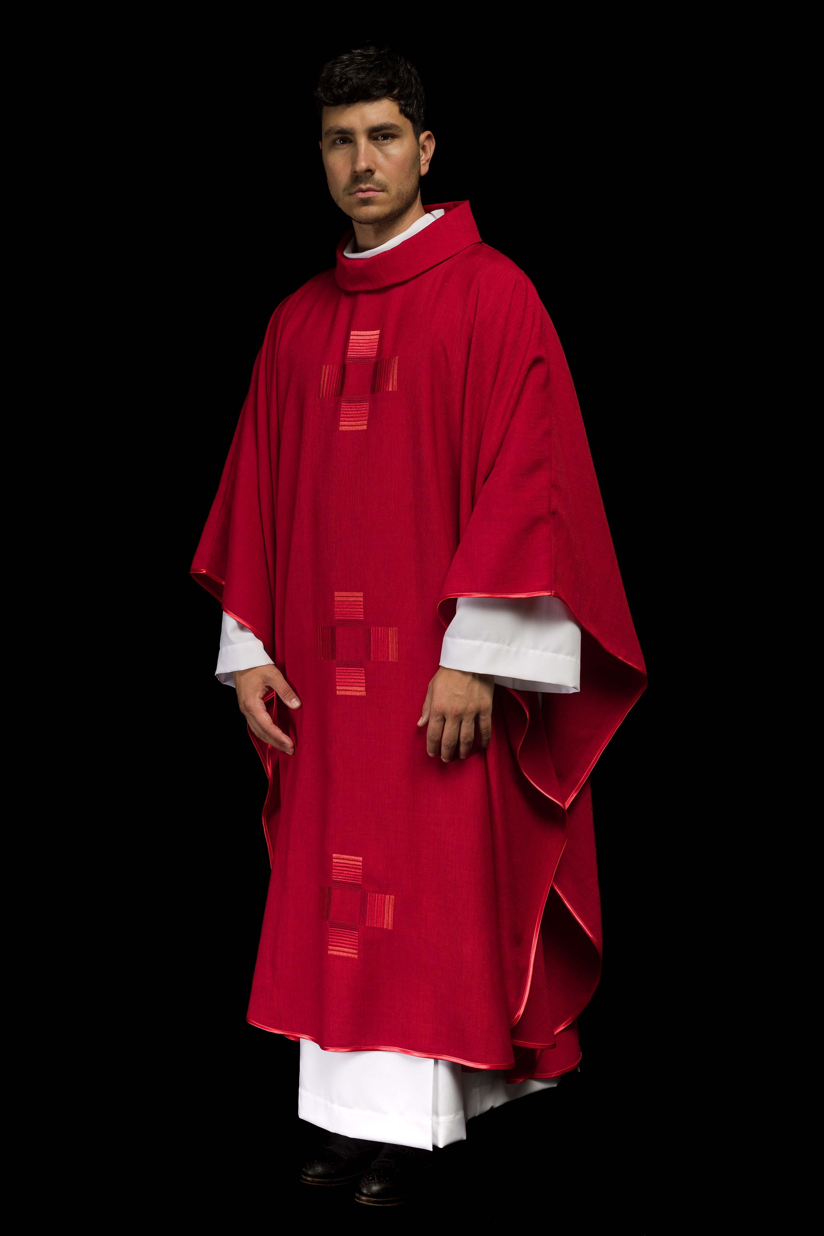 Casulla roja con cruces bordadas