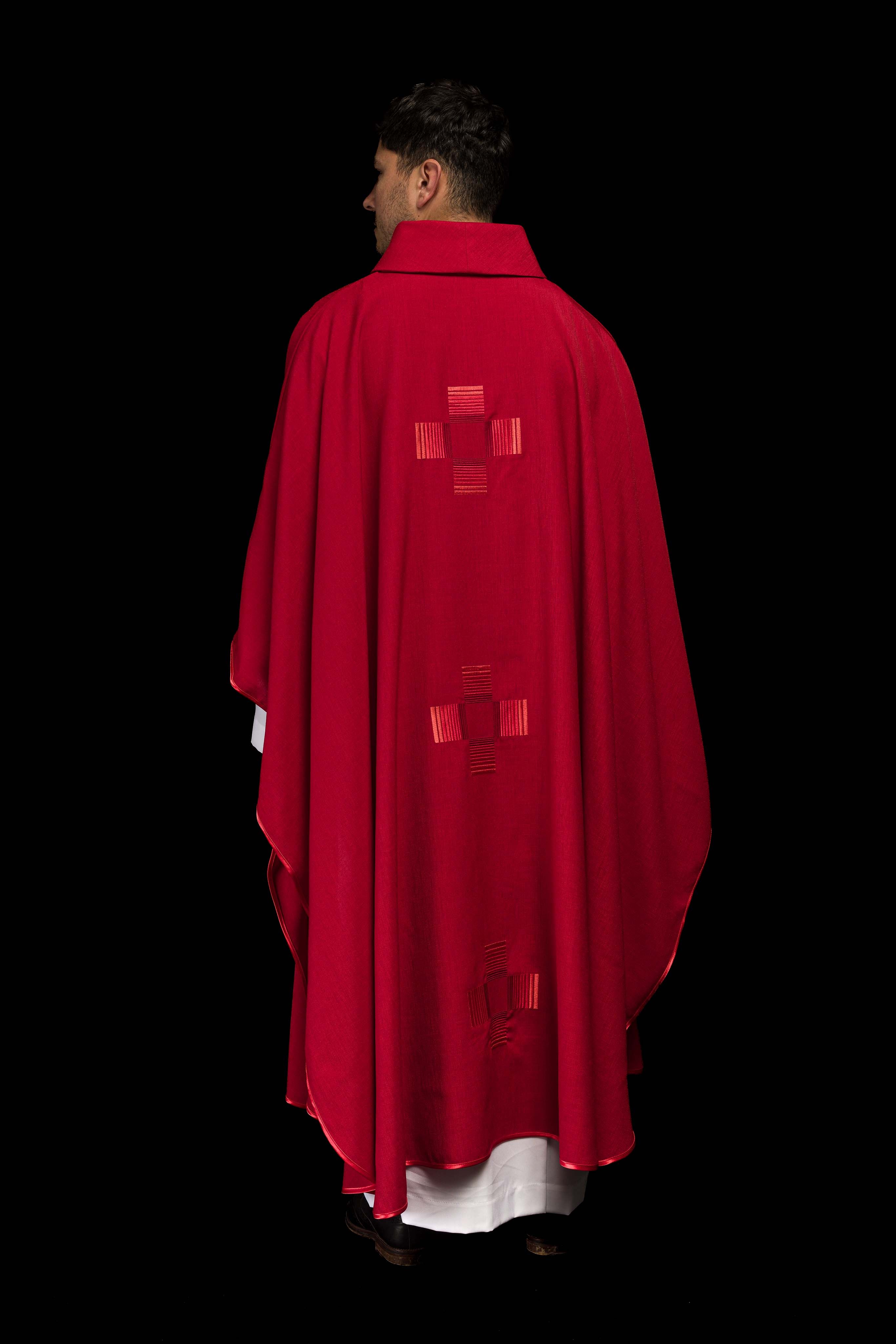 Casulla roja con cruces bordadas