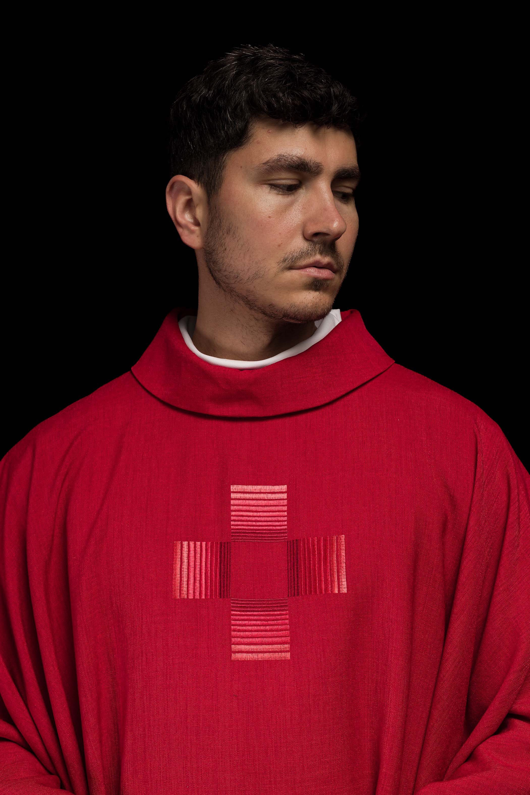 Casulla roja con cruces bordadas