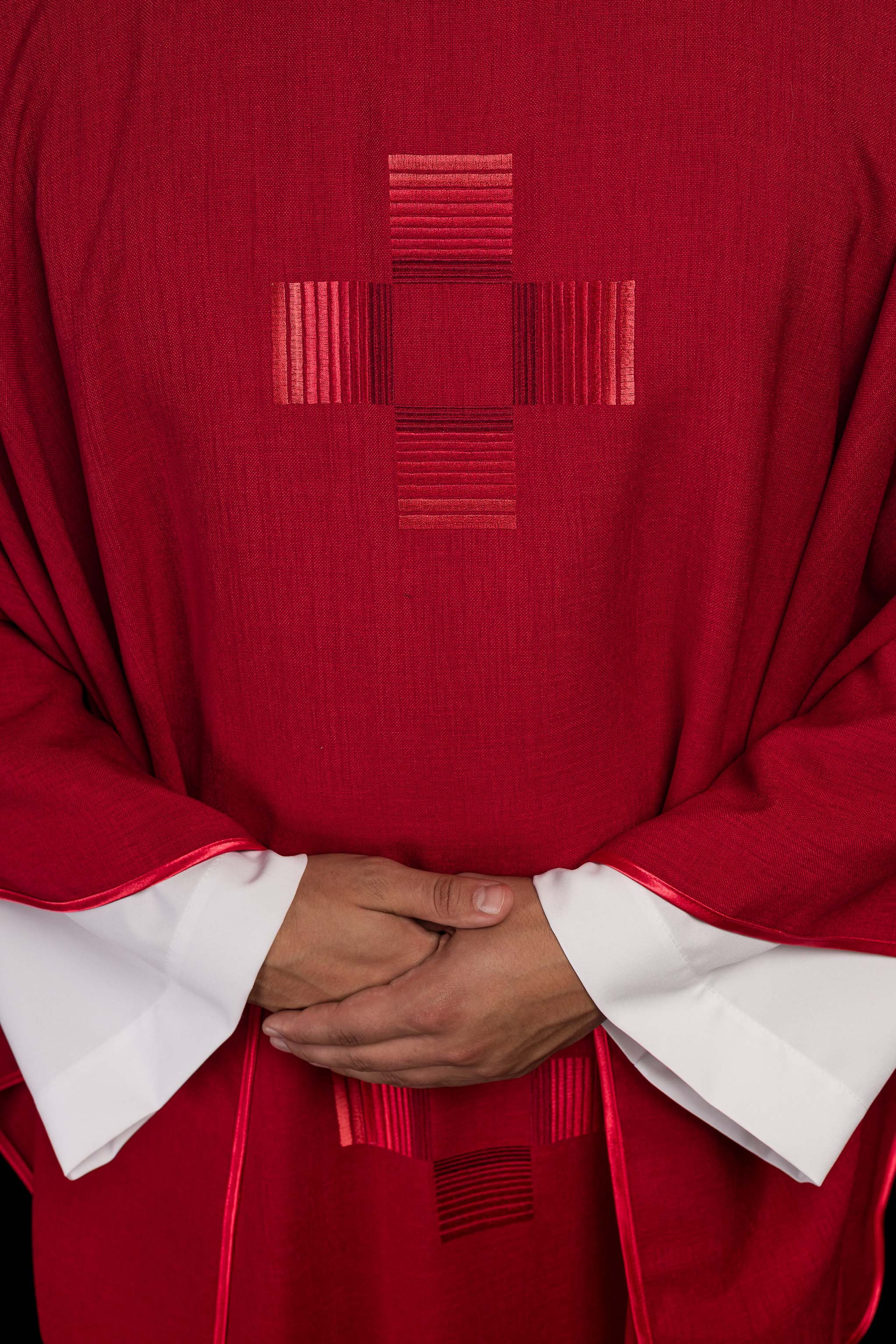 Casulla roja con cruces bordadas