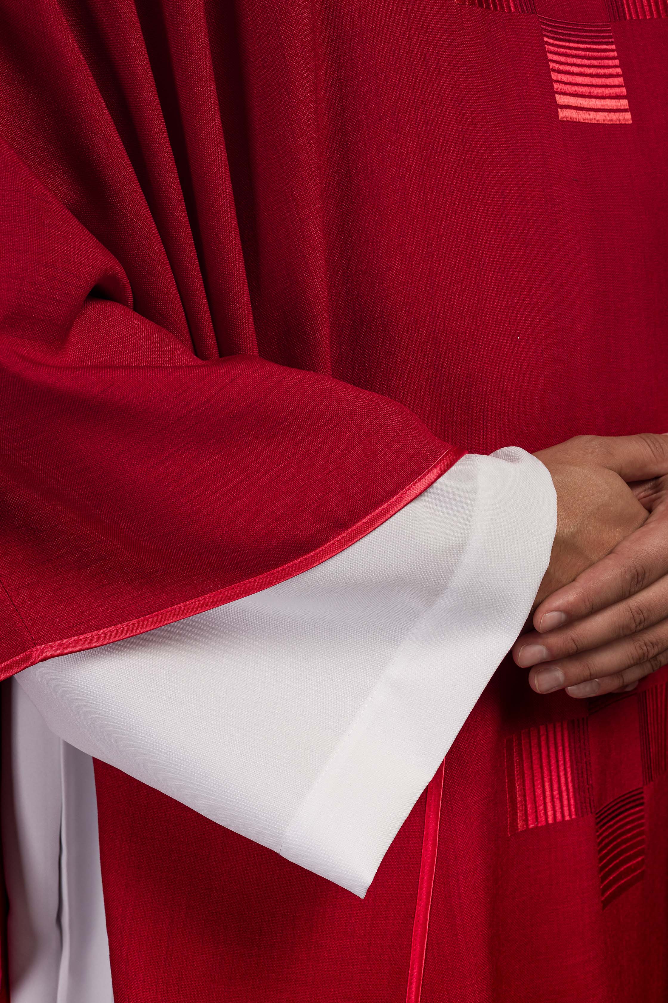 Casulla roja con cruces bordadas
