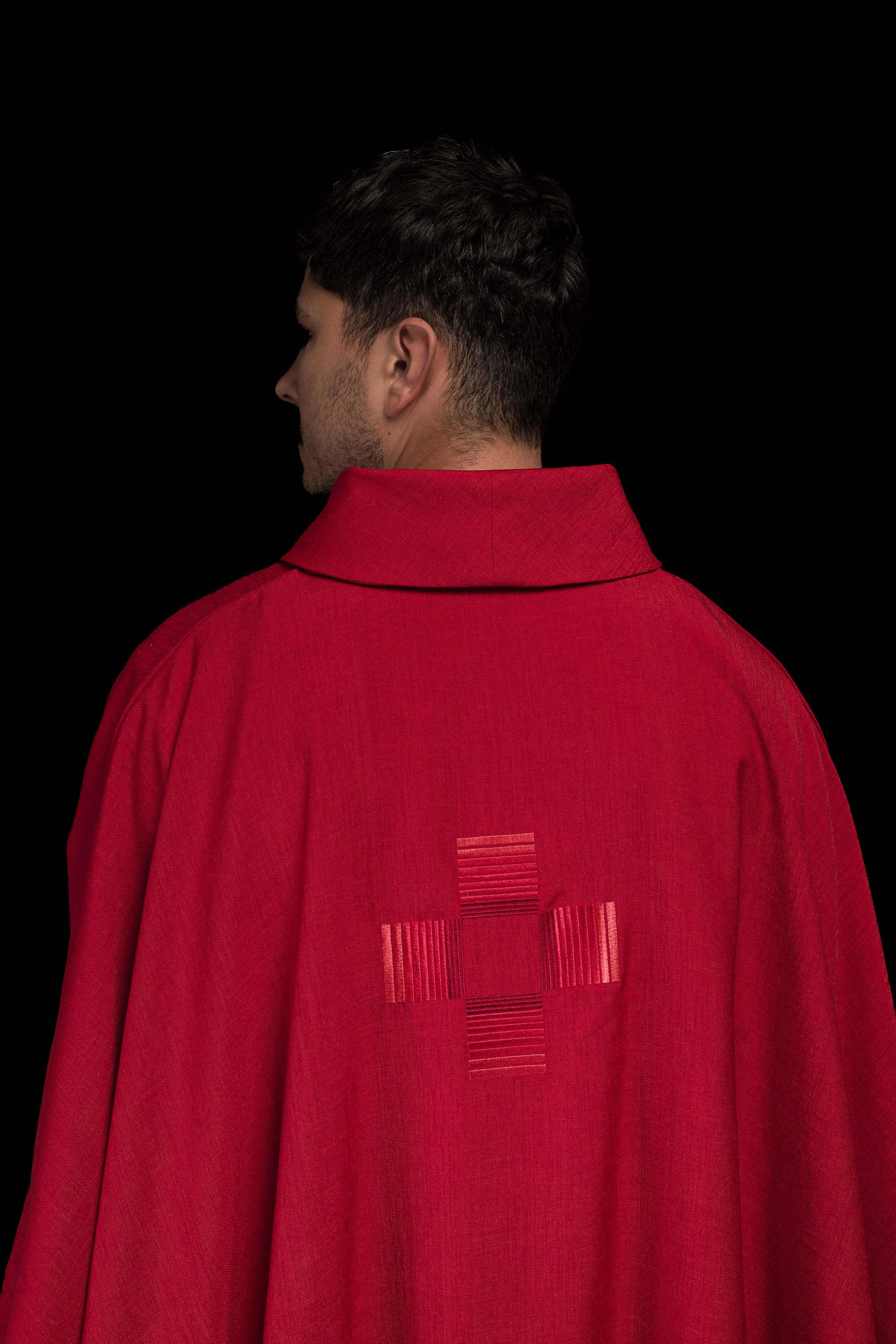 Casulla roja con cruces bordadas