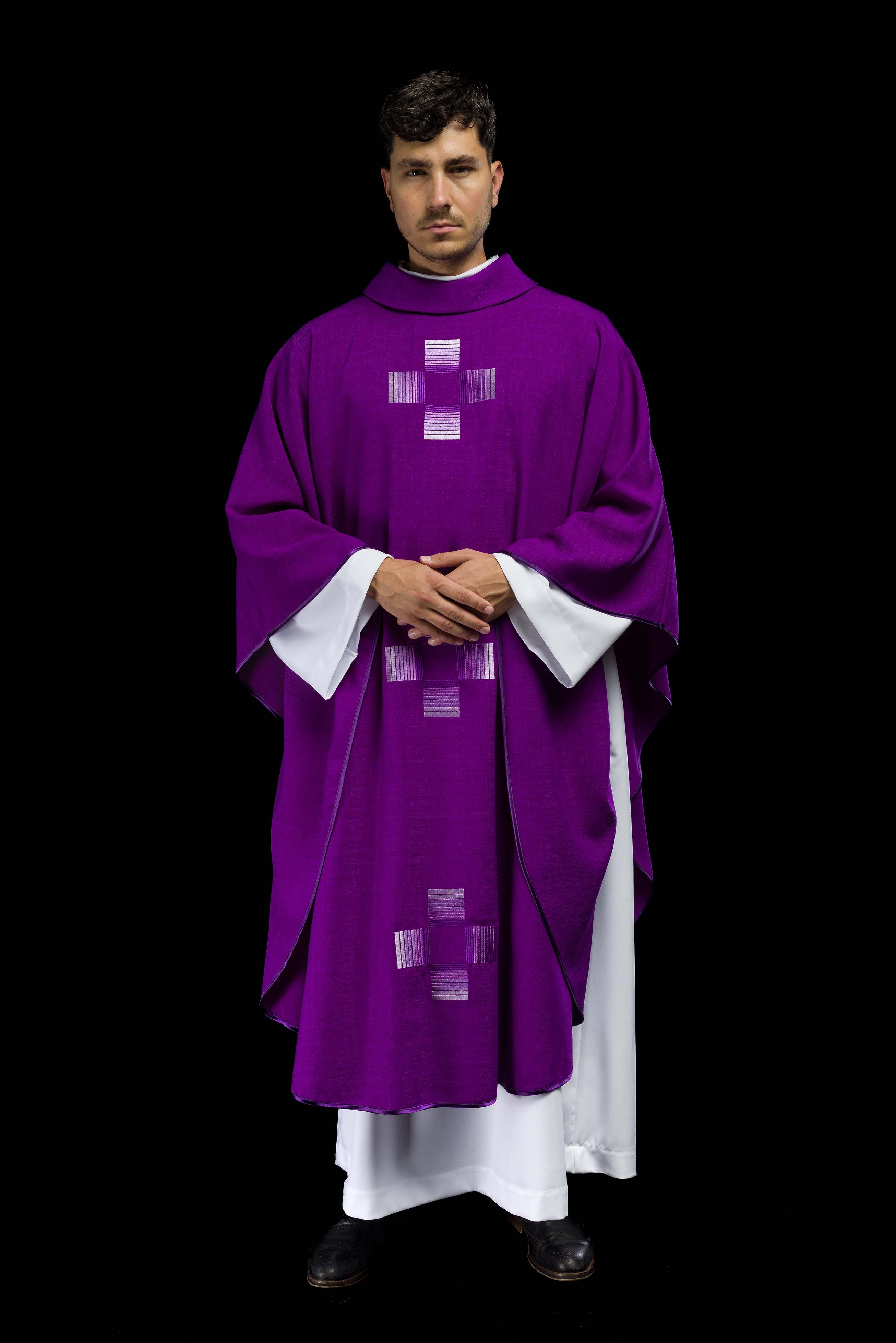 Casulla púrpura con cruces bordadas