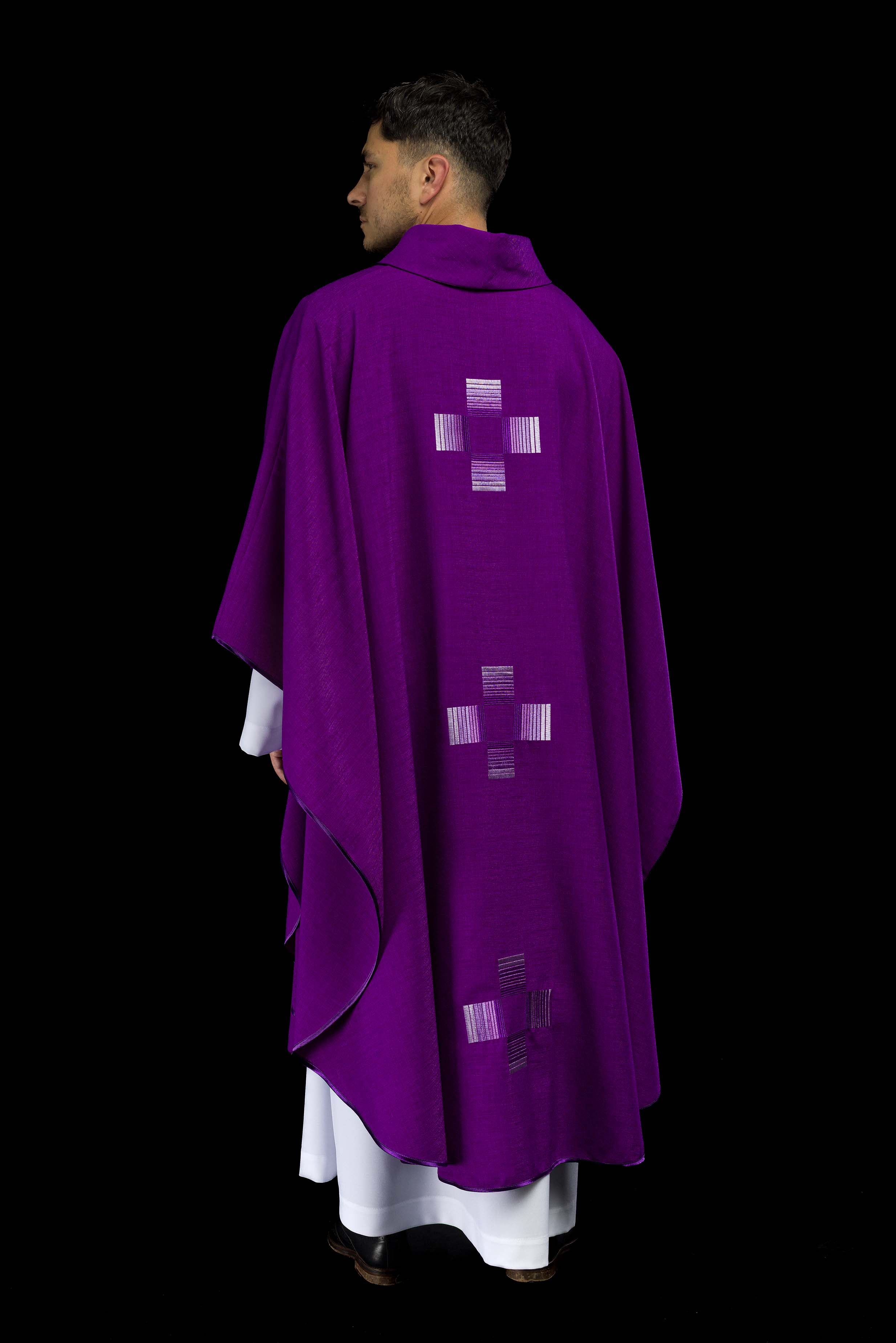 Casulla púrpura con cruces bordadas