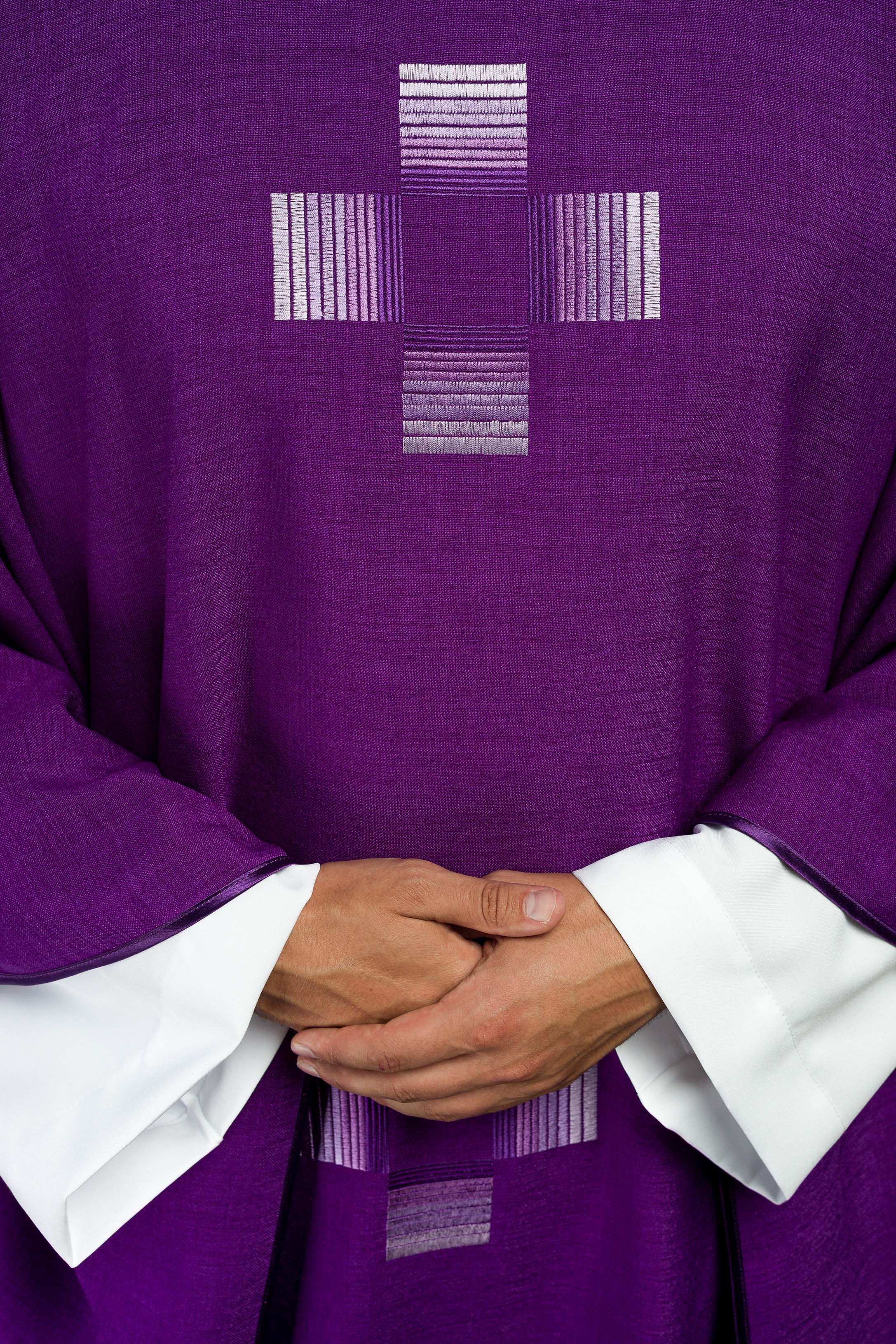Casulla púrpura con cruces bordadas