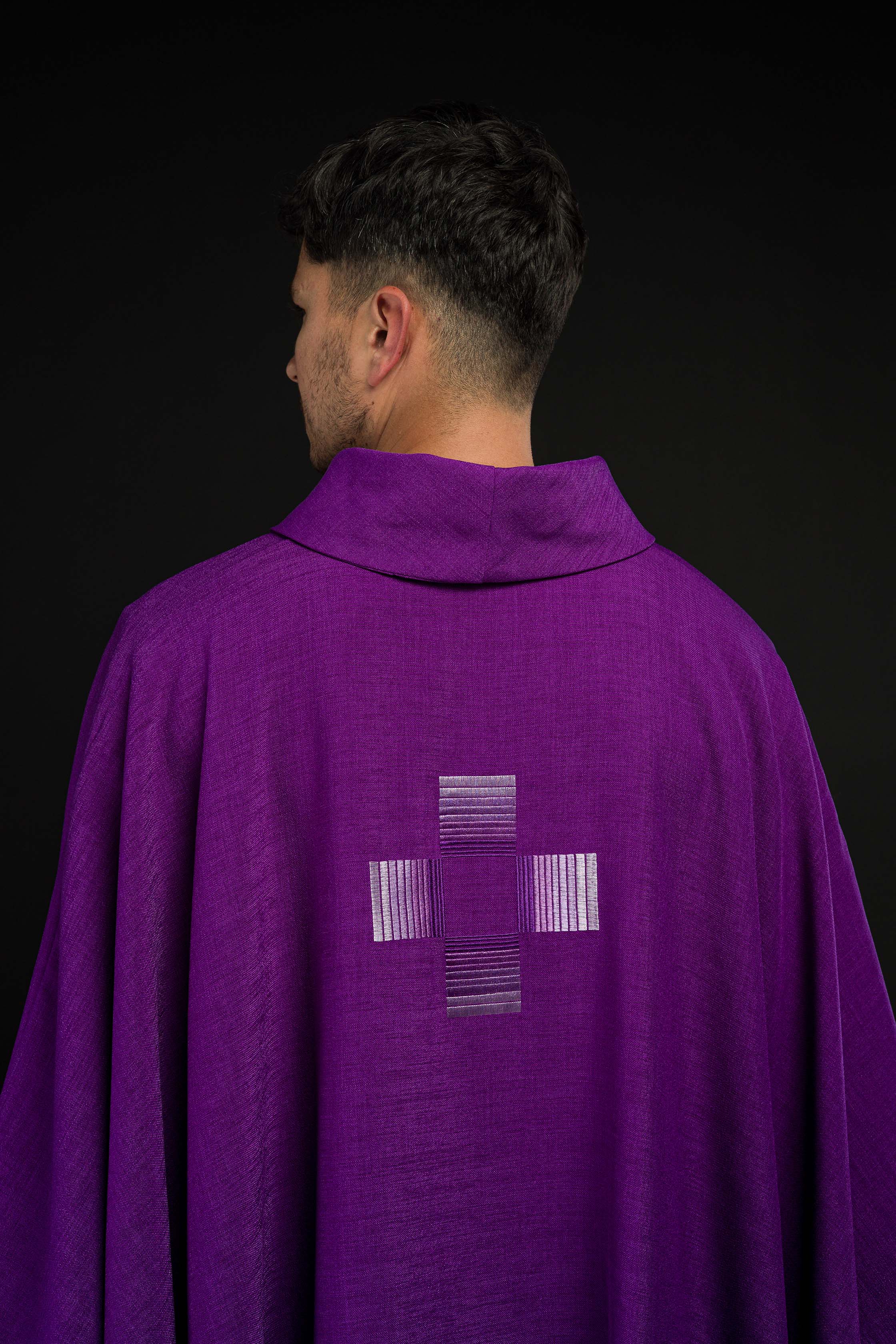 Casulla púrpura con cruces bordadas