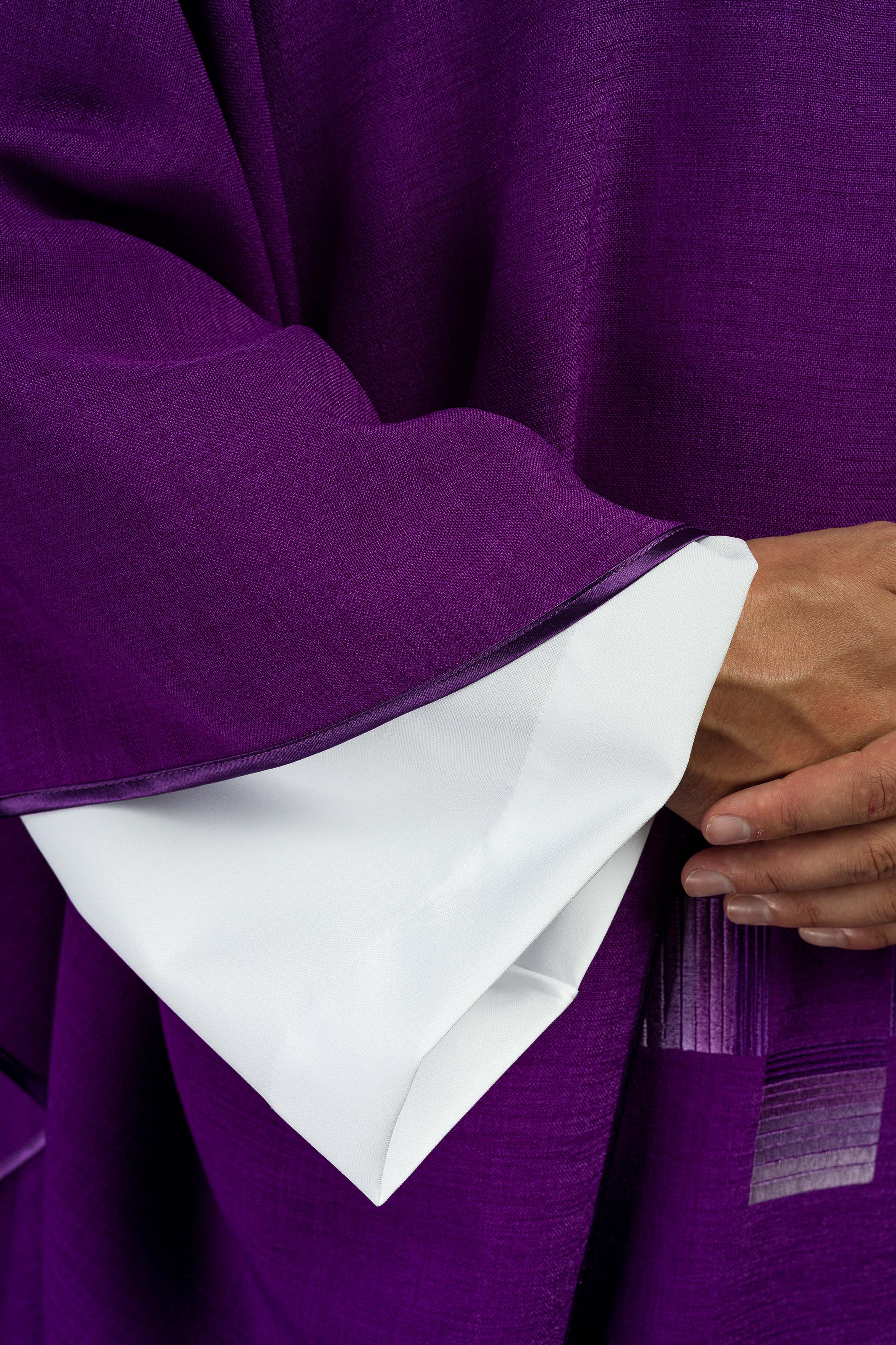 Casulla púrpura con cruces bordadas