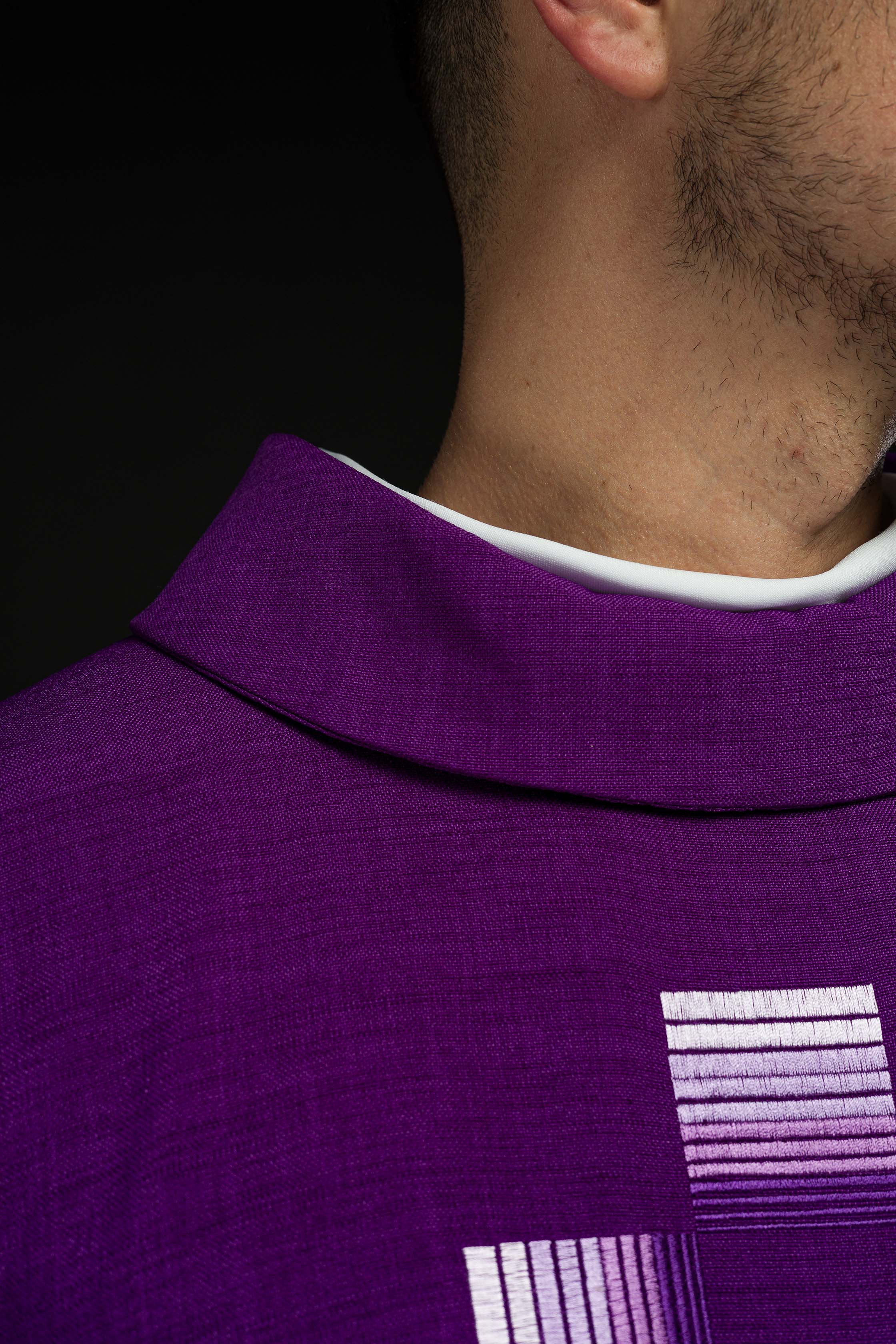 Casulla púrpura con cruces bordadas