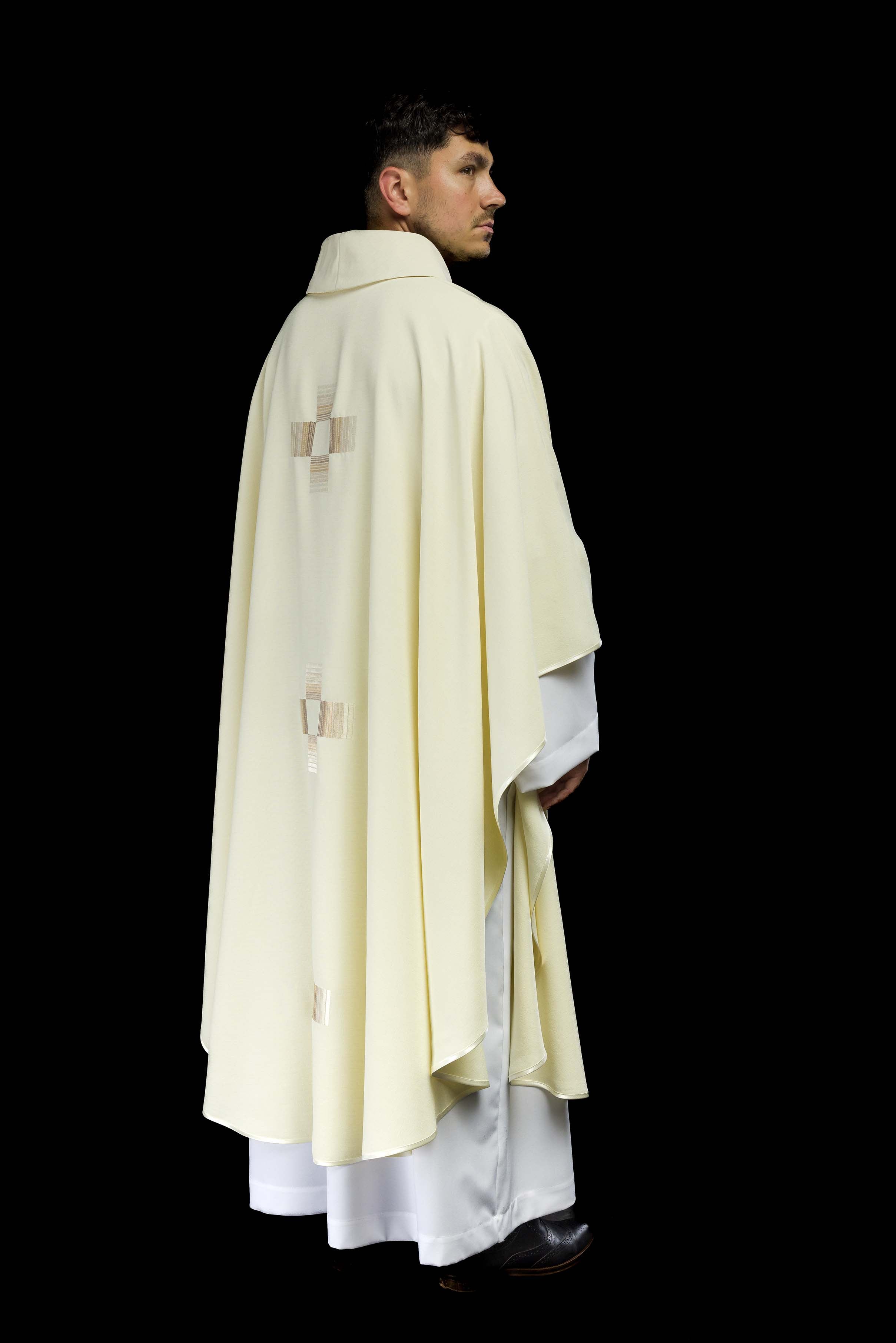 Casulla con cruces bordadas en color ecru