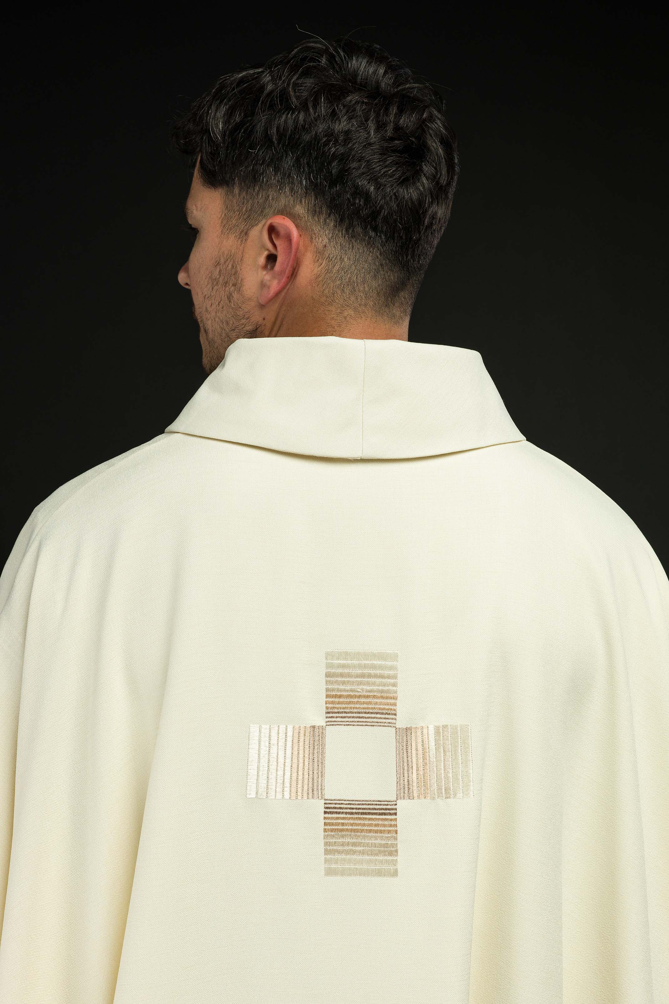 Casulla con cruces bordadas en color ecru