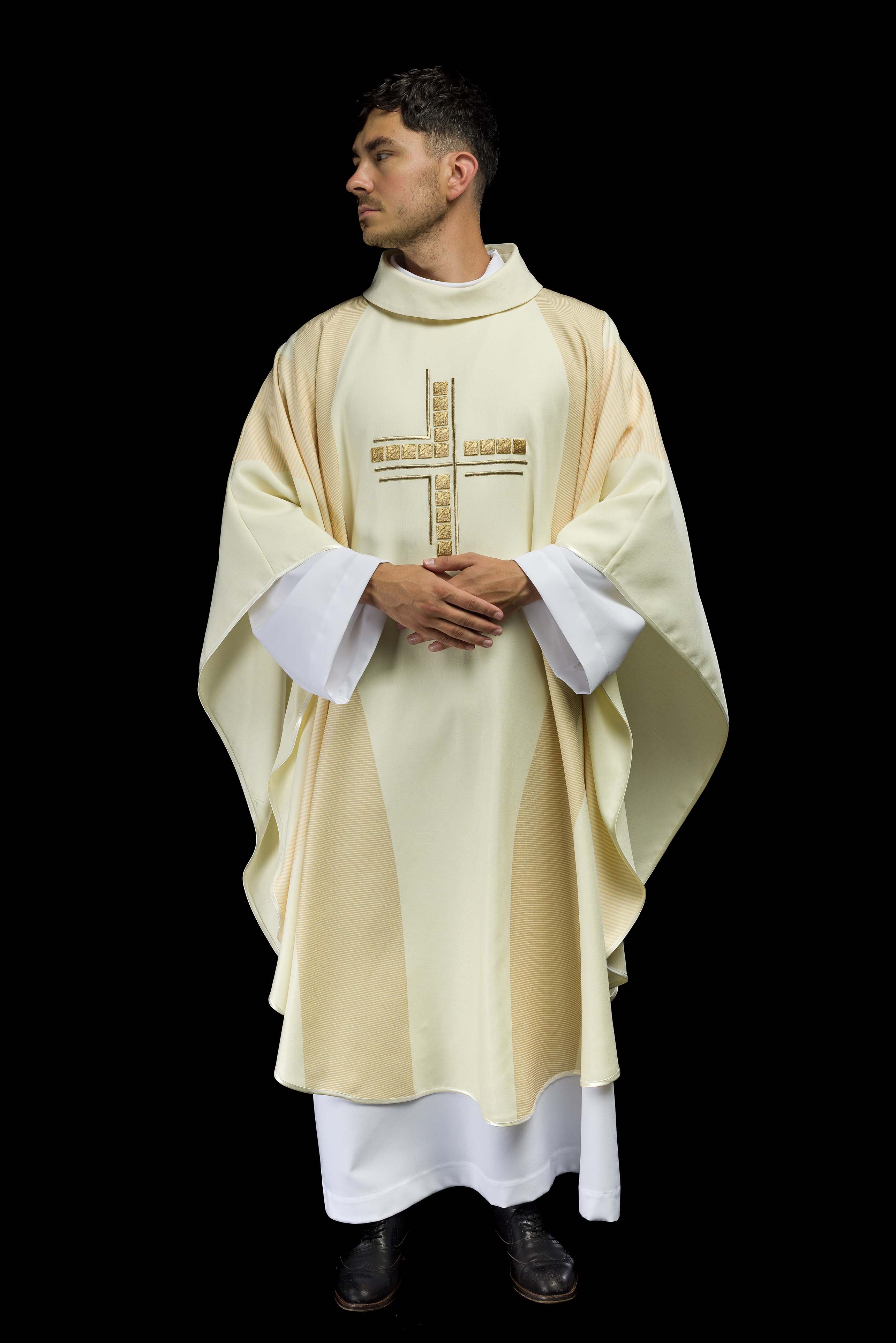 Casulla en marfil con Cruz bordada