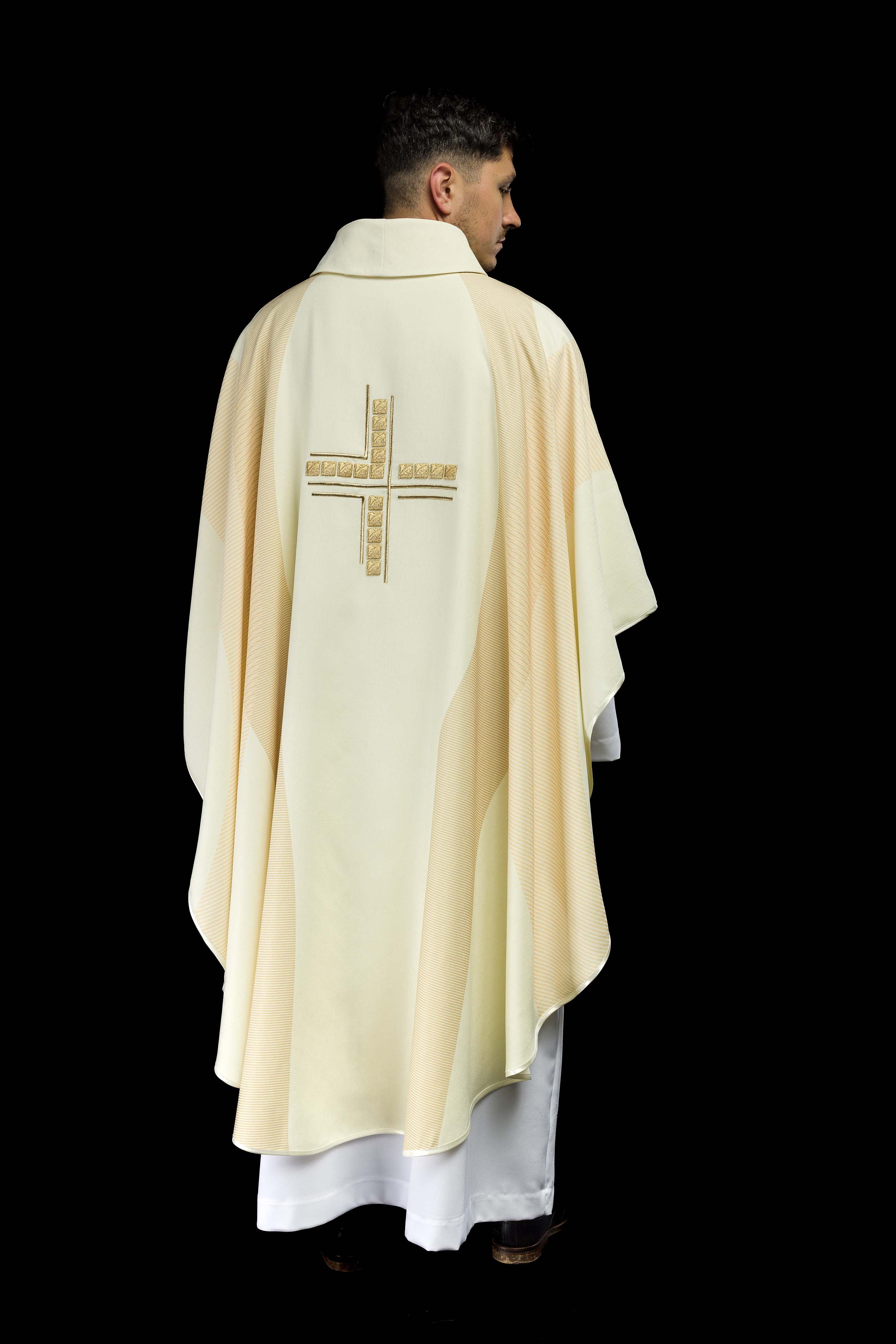Casulla en marfil con Cruz bordada