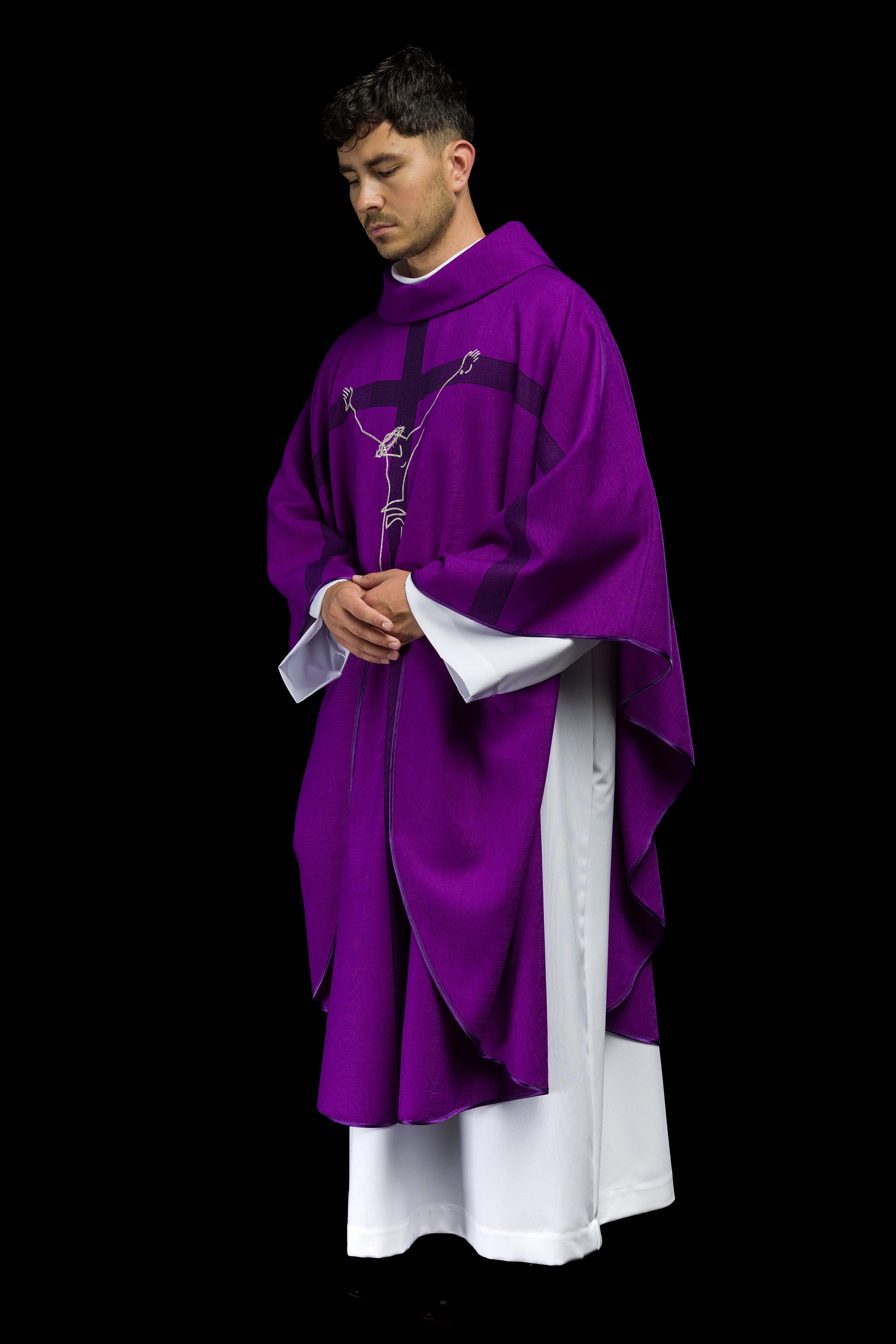 Casulla con motivo de Jesús en la cruz en color morado