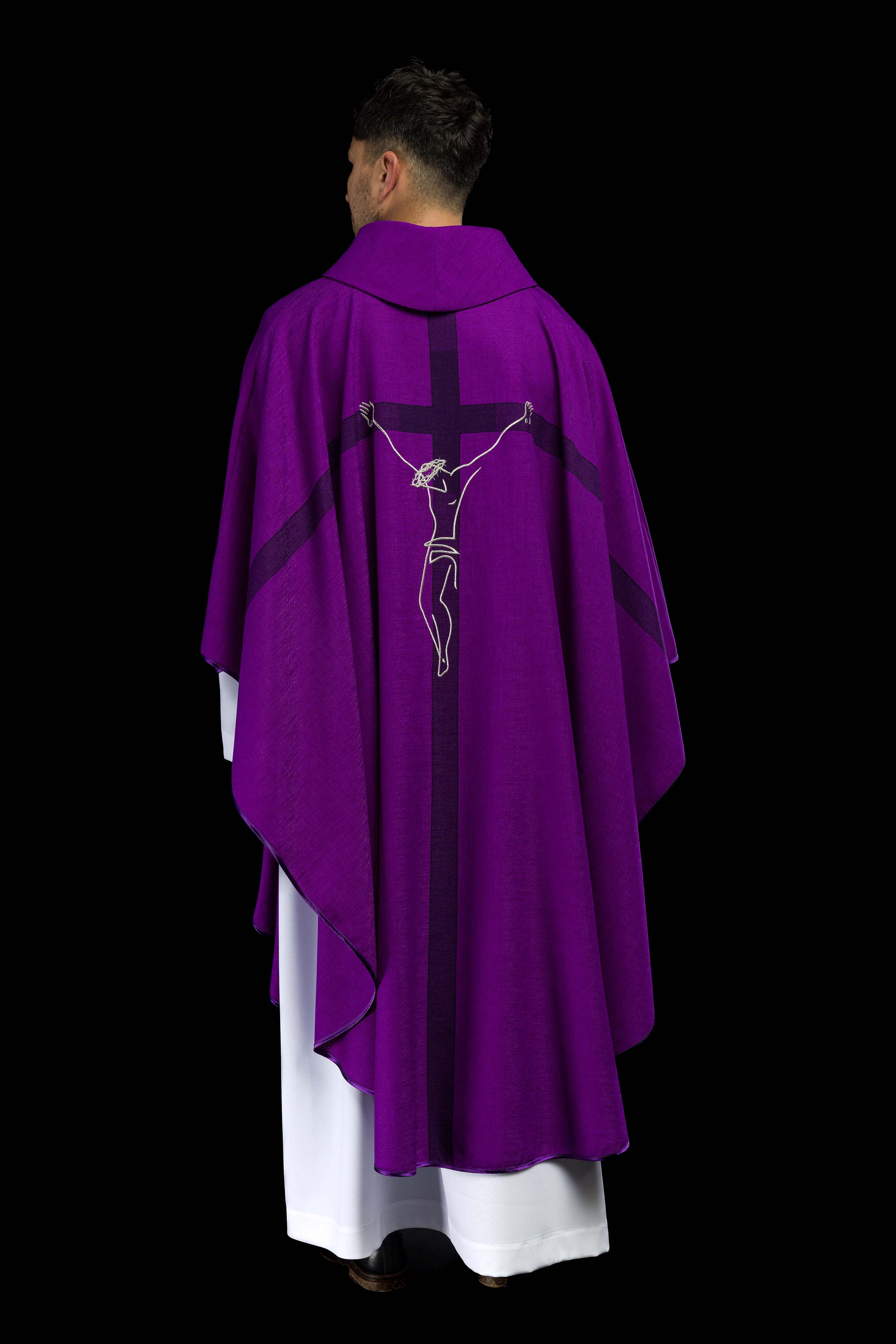 Casulla con motivo de Jesús en la cruz en color morado