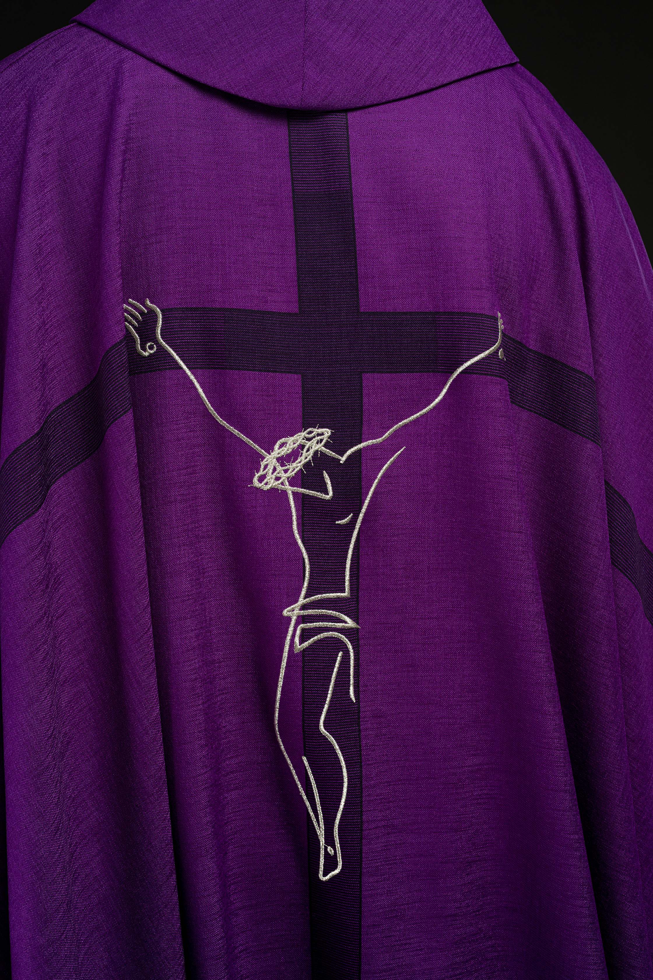 Casulla con motivo de Jesús en la cruz en color morado