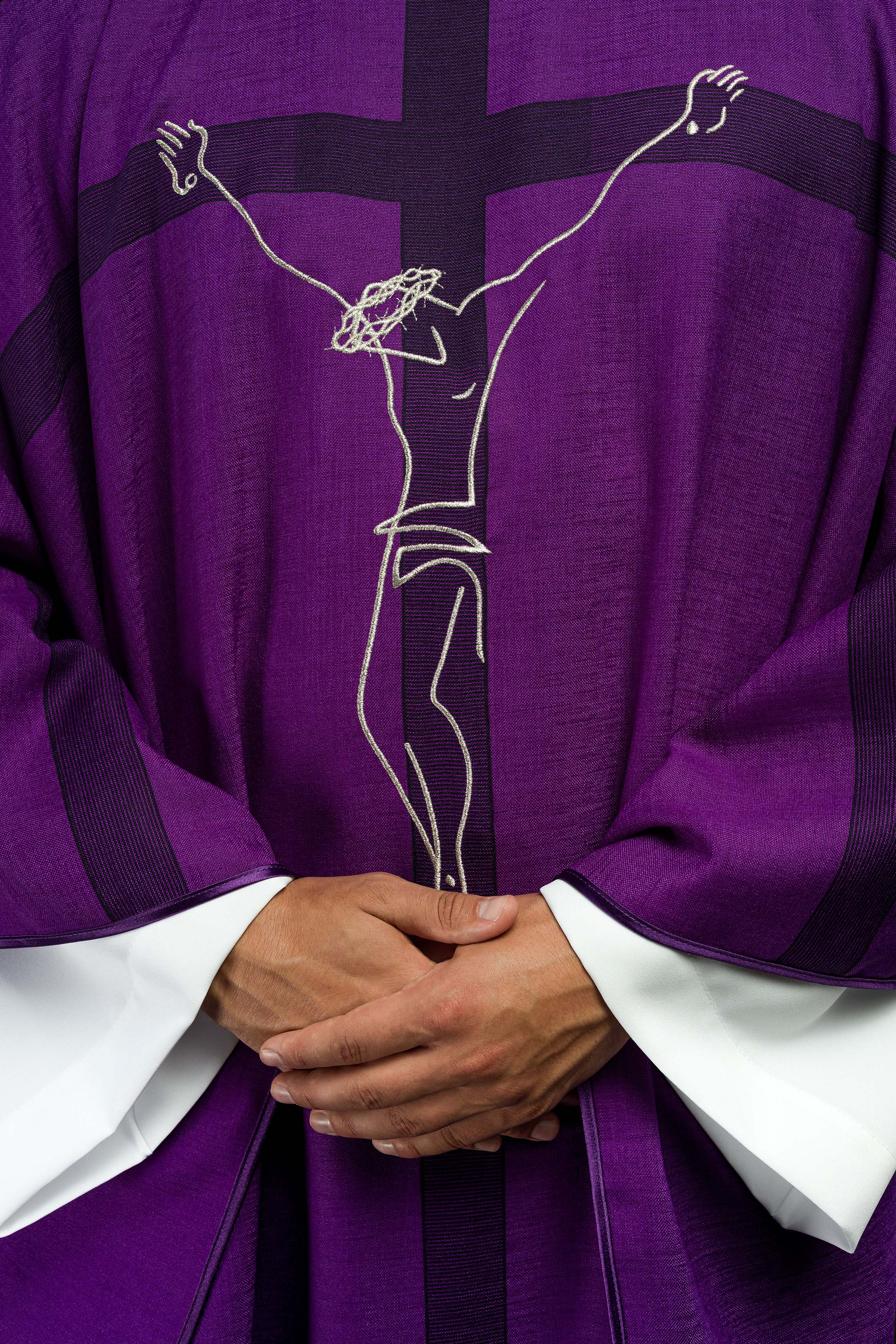 Casulla con motivo de Jesús en la cruz en color morado