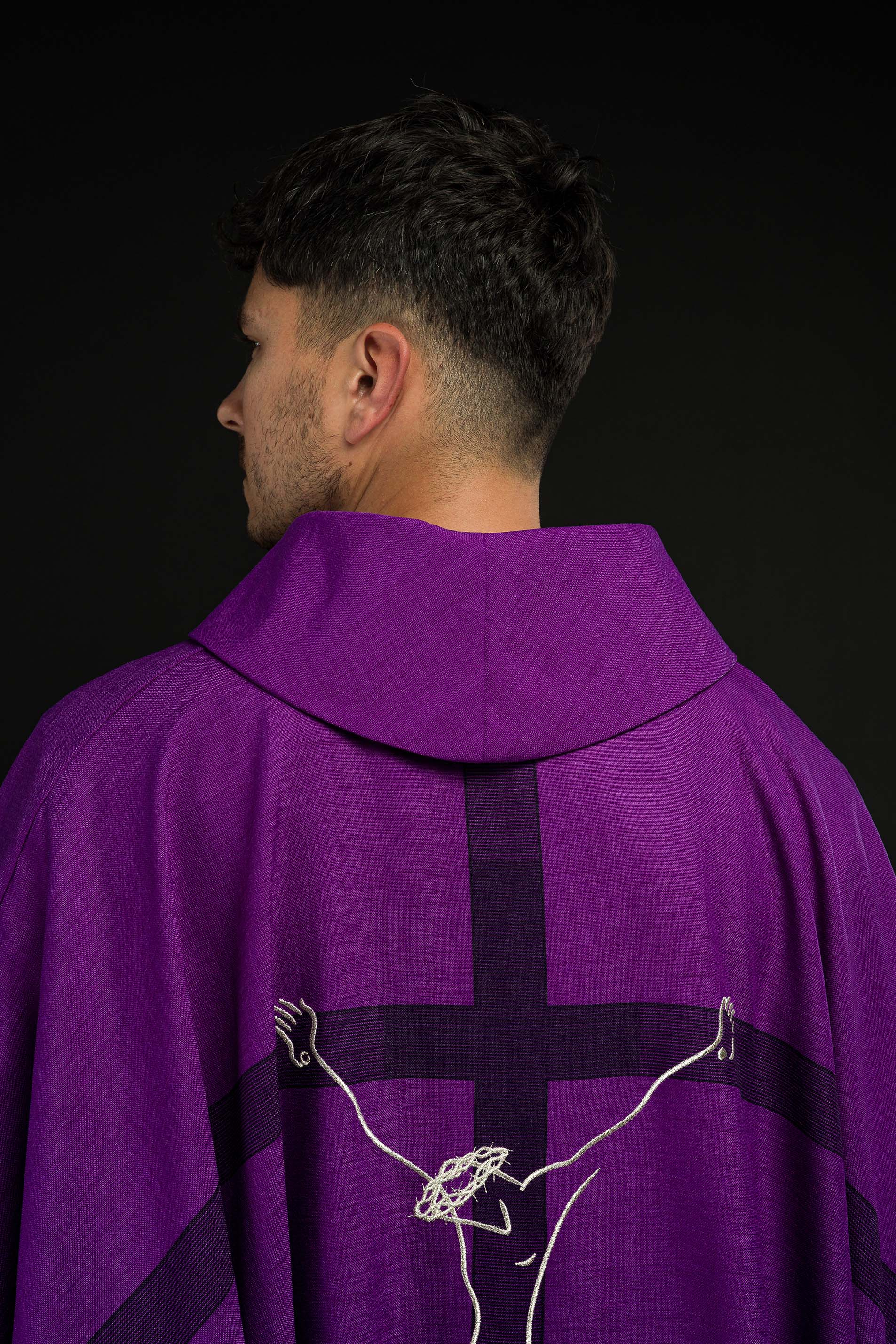 Casulla con motivo de Jesús en la cruz en color morado