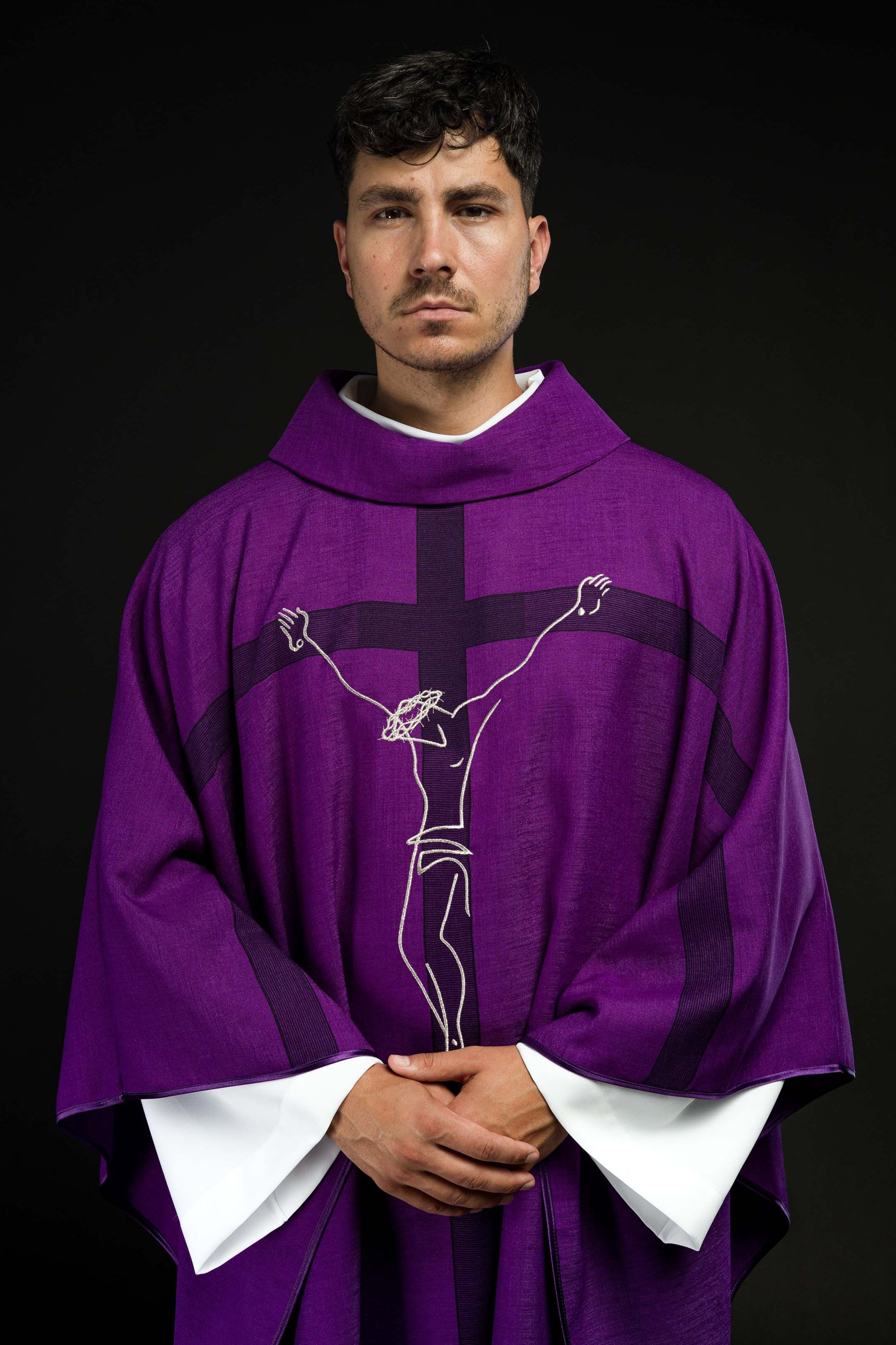 Casulla con motivo de Jesús en la cruz en color morado